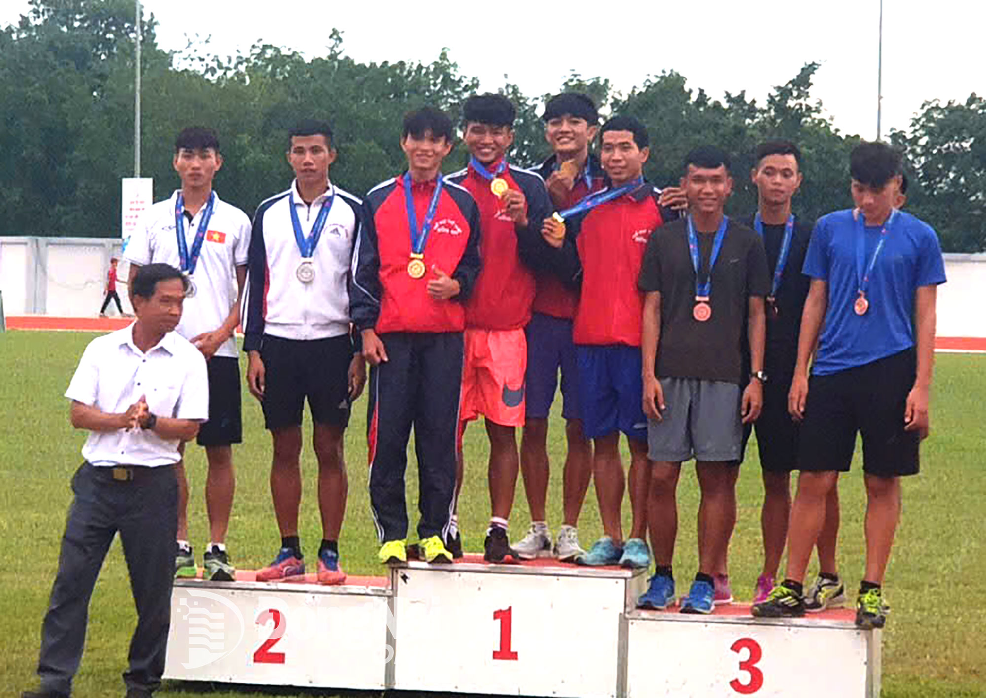 Dong Nai youth mens athletics relay team wins their first gold medal in the mens 4x800m event.

