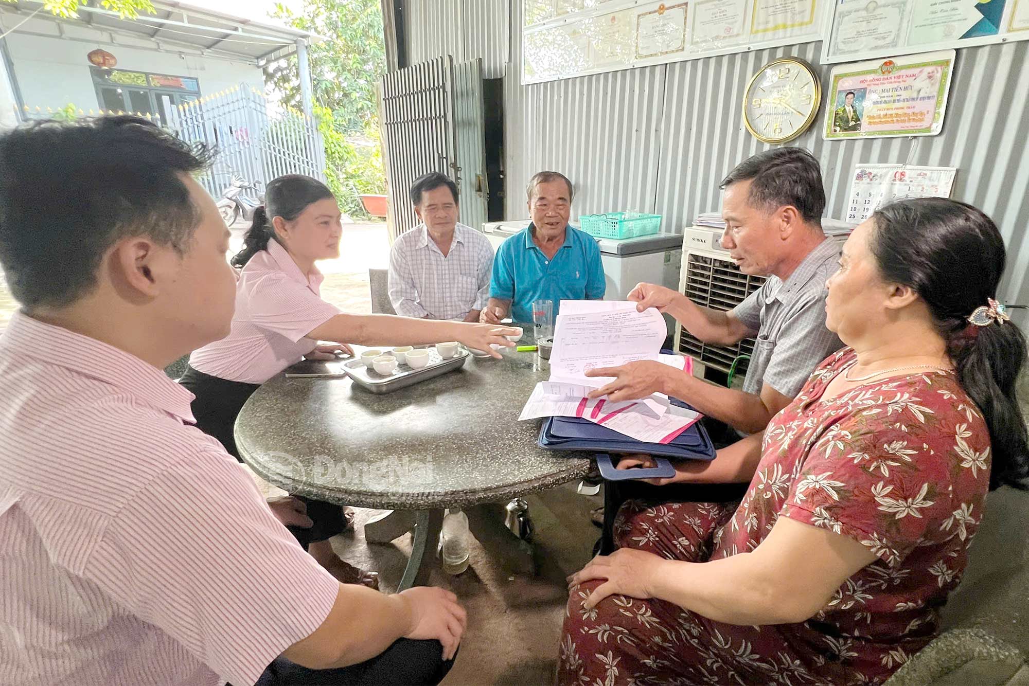 Cán bộ Ngân hàng Chính sách xã hội chi nhánh Vĩnh Cửu đến thăm gia đình ông Mai Tiến Hữu (xã Trị An) có 2 con đang được vay vốn học tập. Ảnh: Kim Liễu