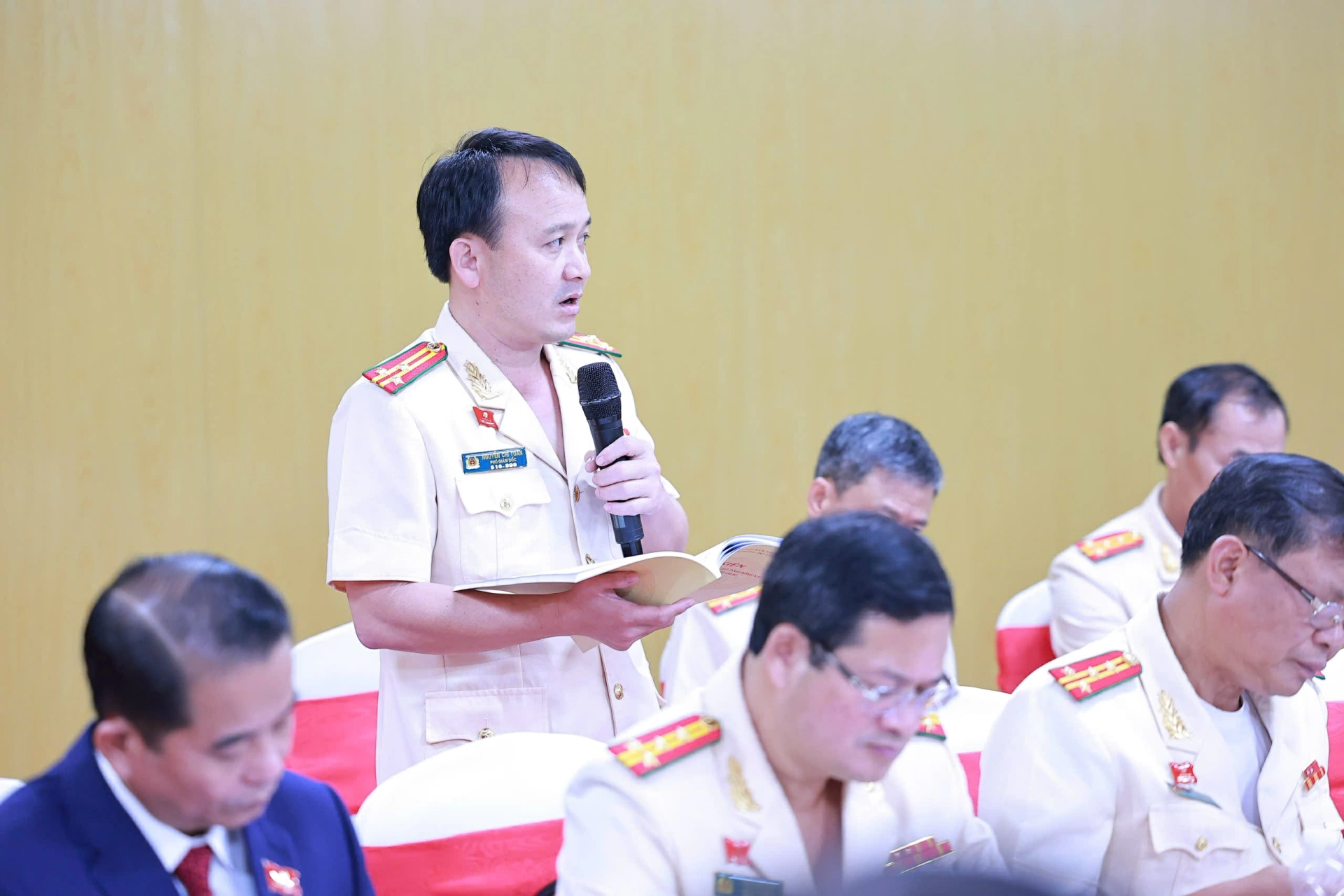 Các đại biểu tham gia thảo luận tại tổ 4. Ảnh: Công Nghĩa