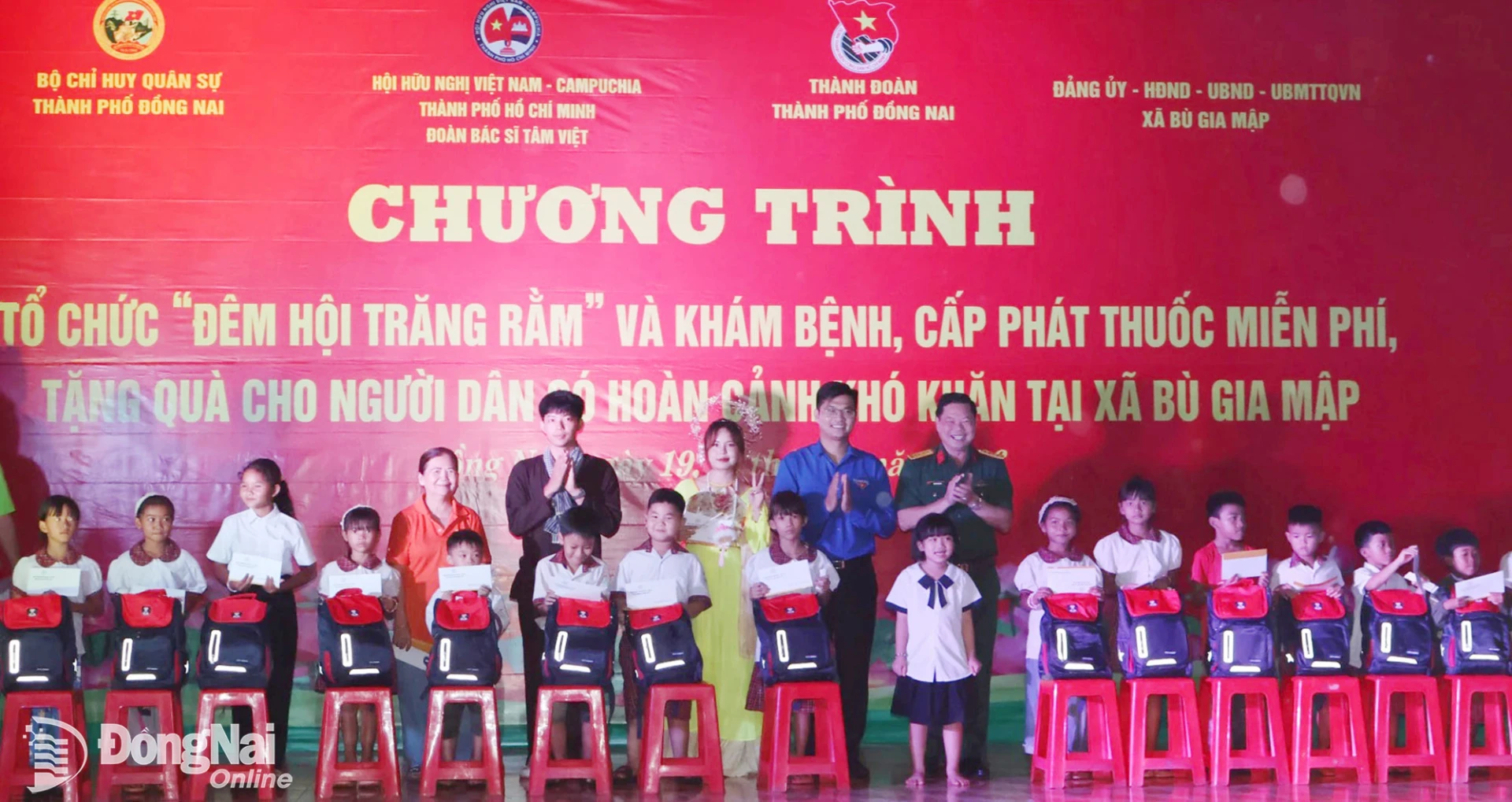 Đại tá Huỳnh Công Tới, Phó Chỉ huy trưởng, Tham mưu trưởng Bộ Chỉ huy Quân sự thành phố và đại diện Thành đoàn tặng quà cho thiếu nhi trong chương trình Đêm hội trăng rằm. Ảnh: Nguyệt Hà
