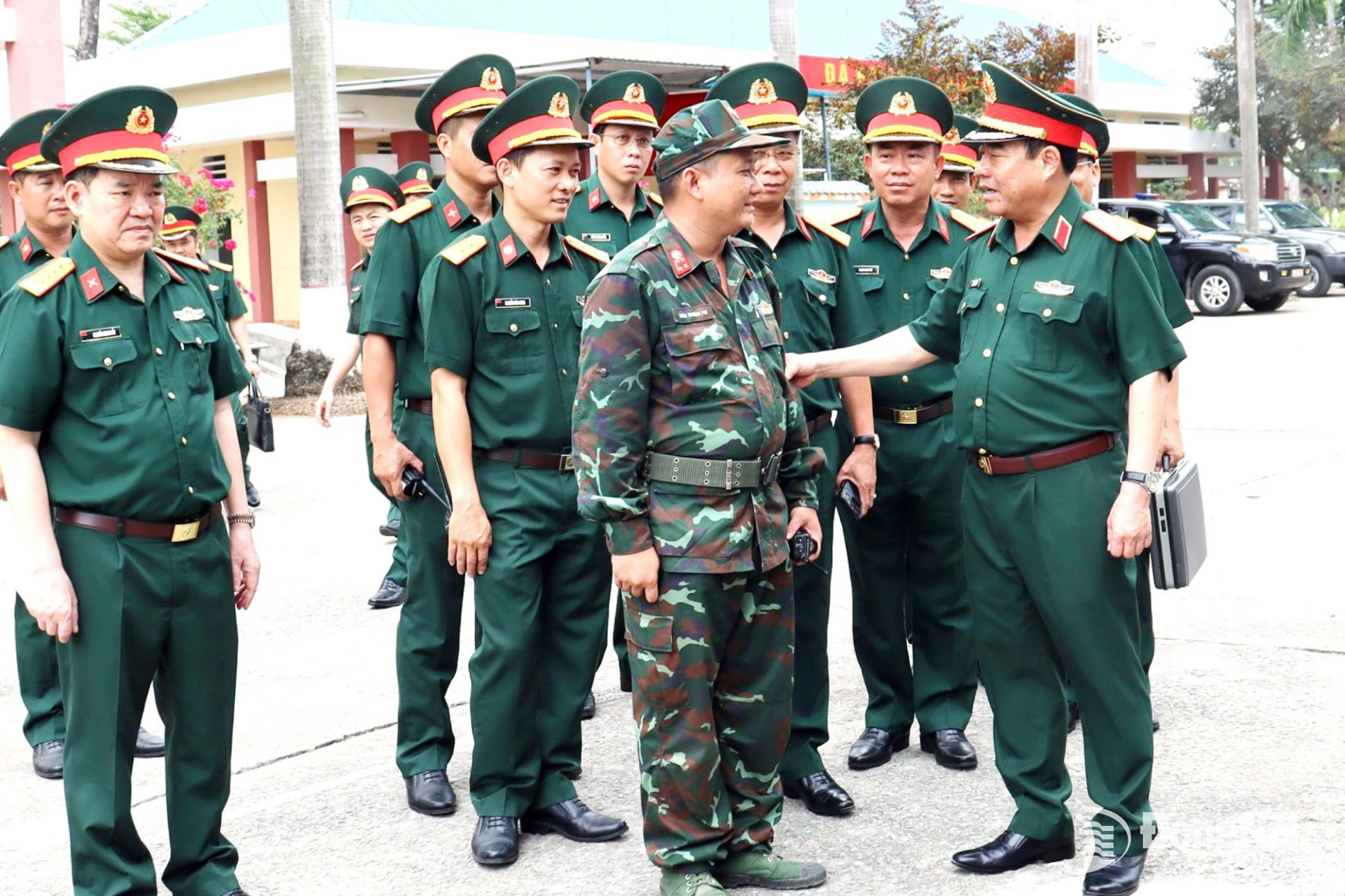 Trung tướng Nguyễn Bá Lực (bìa phải), Phó Tổng tham mưu trưởng Quân đội nhân dân Việt Nam kiểm tra công tác sẵn sàng chiến đấu dịp kỷ niệm 51 năm Ngày Giải phóng miền Nam, thống nhất đất nước, tại Bộ Chỉ huy Quân sự thành phố Đồng Nai.