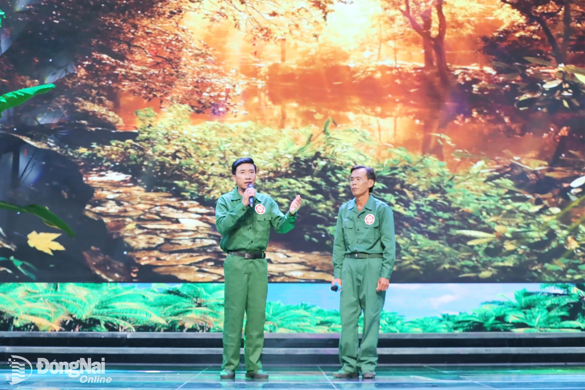 Thí sinh Hồ Trung An và Trương Minh Hai (thành phố Cần Thơ) thi diễn trong đêm gala. Ảnh: Huy Anh