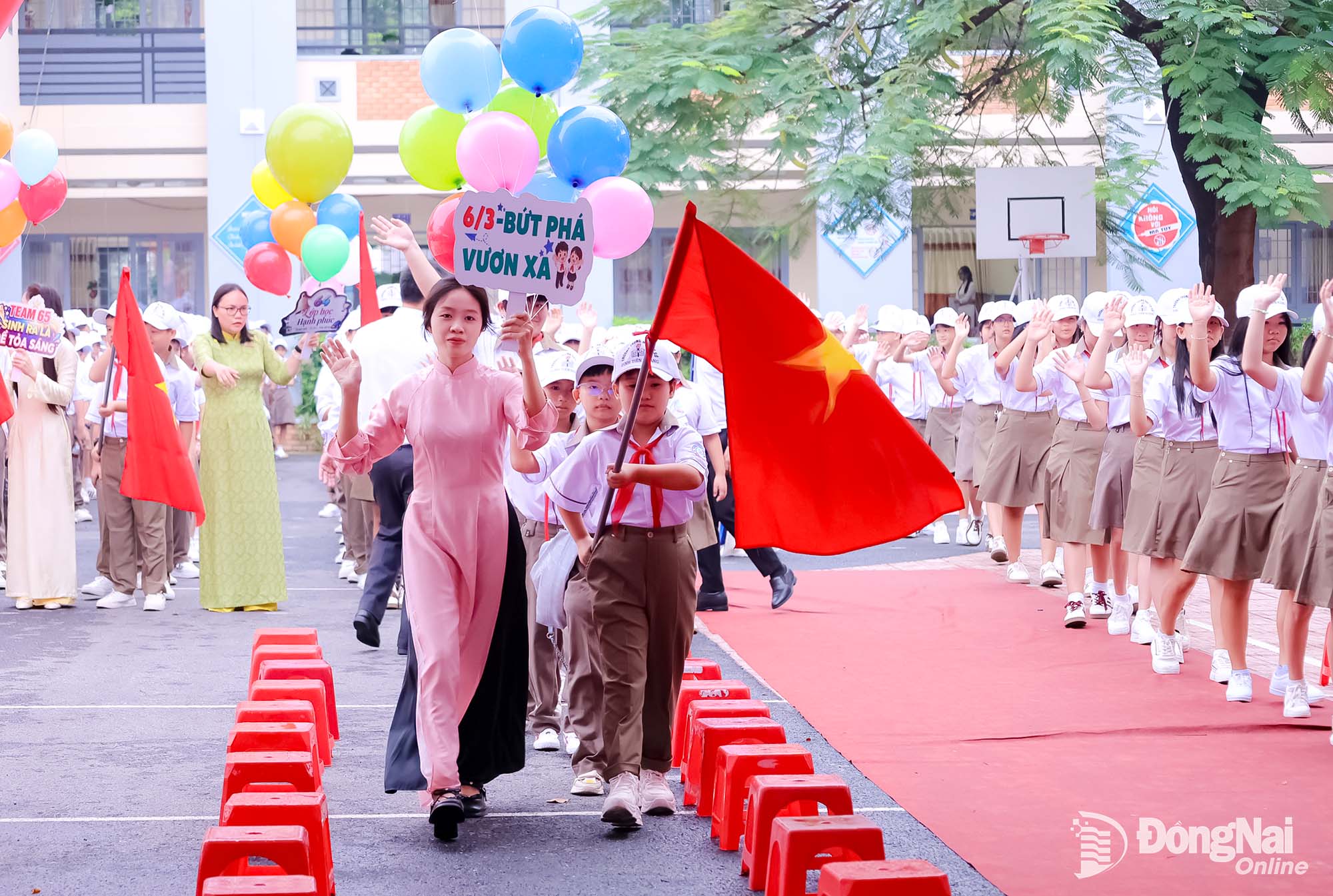 Tác phẩm Đón học sinh vào lớp 6 của tác giả Võ Thị Thanh Tâm đoạt giải nhất bảng A. Ảnh: B.T.C