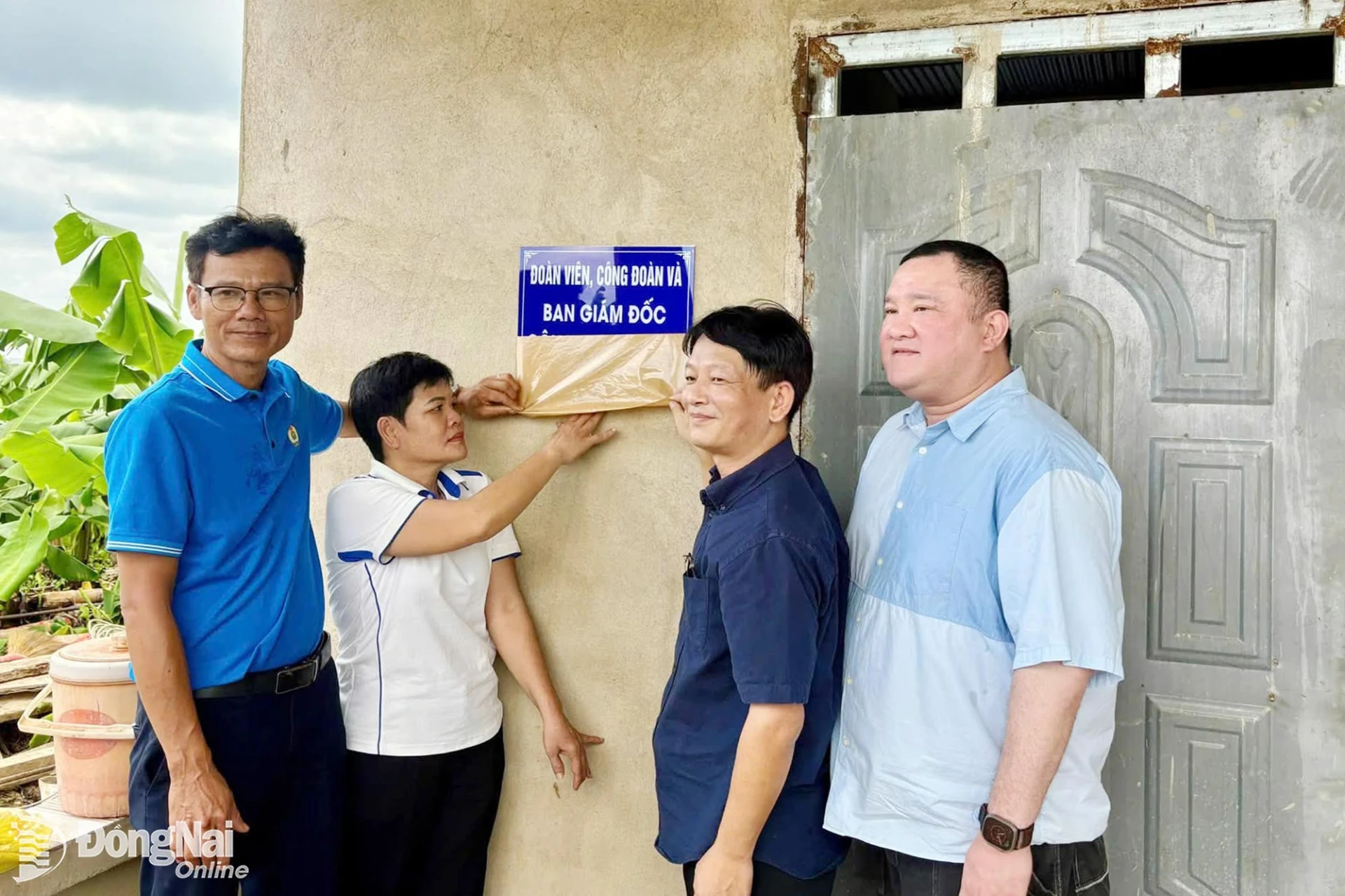 Đại diện Công đoàn Công ty TNHH Pou Sung Việt Nam (xã An Viễn) phối hợp lãnh đạo công ty bàn giao Mái ấm Công đoàn cho đoàn viên có hoàn cảnh khó khăn.

