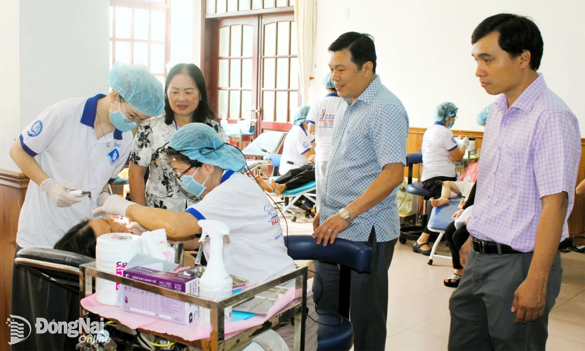Residents receive dental examinations and treatment. Photo: Danh Loc

