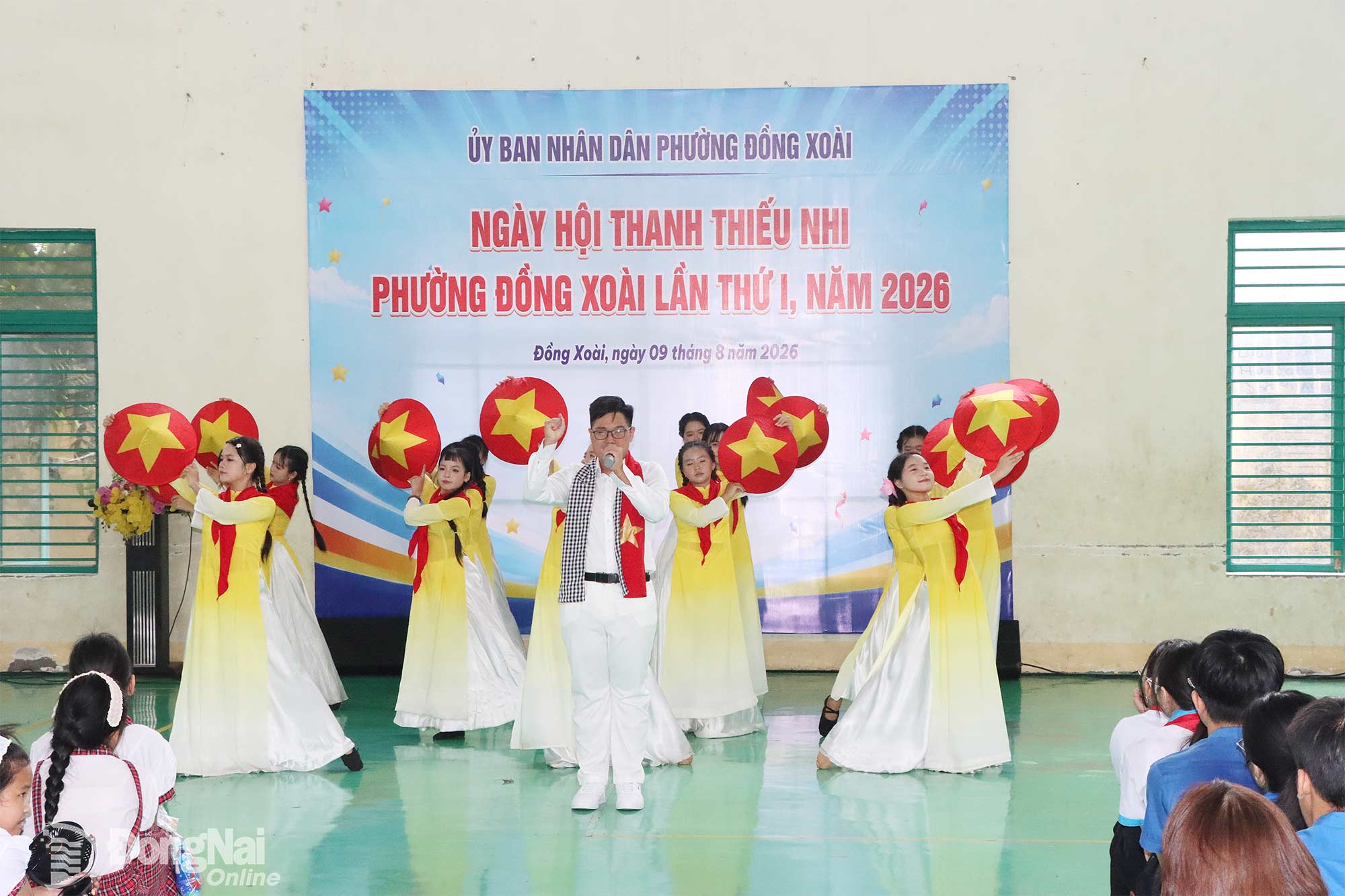 Em Cao Chí Nhân biểu diễn văn nghệ tại Ngày hội Thanh, thiếu nhi phường Đồng Xoài lần thứ I, năm 2026.