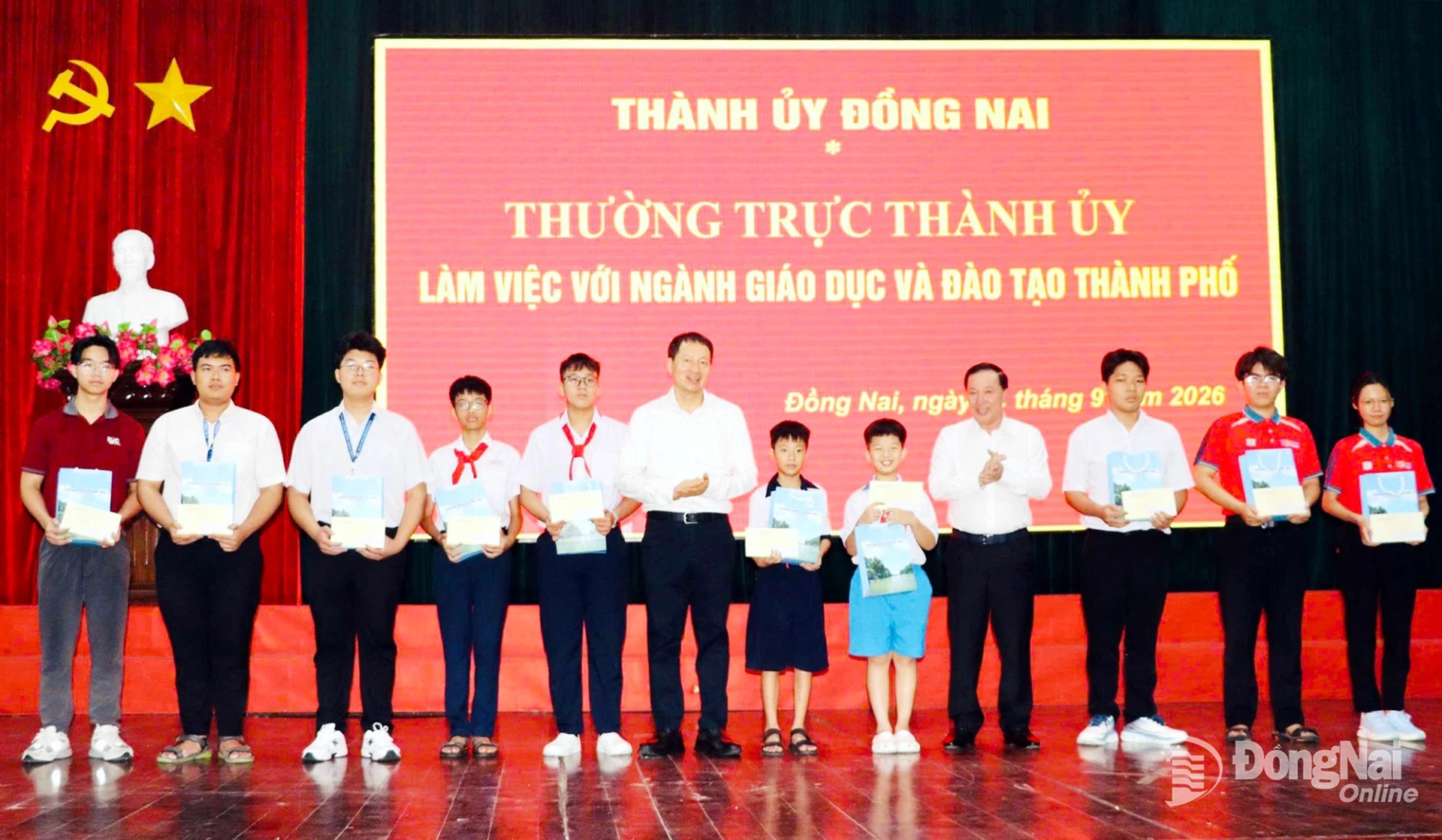 Lãnh đạo thành phố khen thưởng tinh thần học tập của các em học sinh, sinh viên. Ảnh: Công Nghĩa
