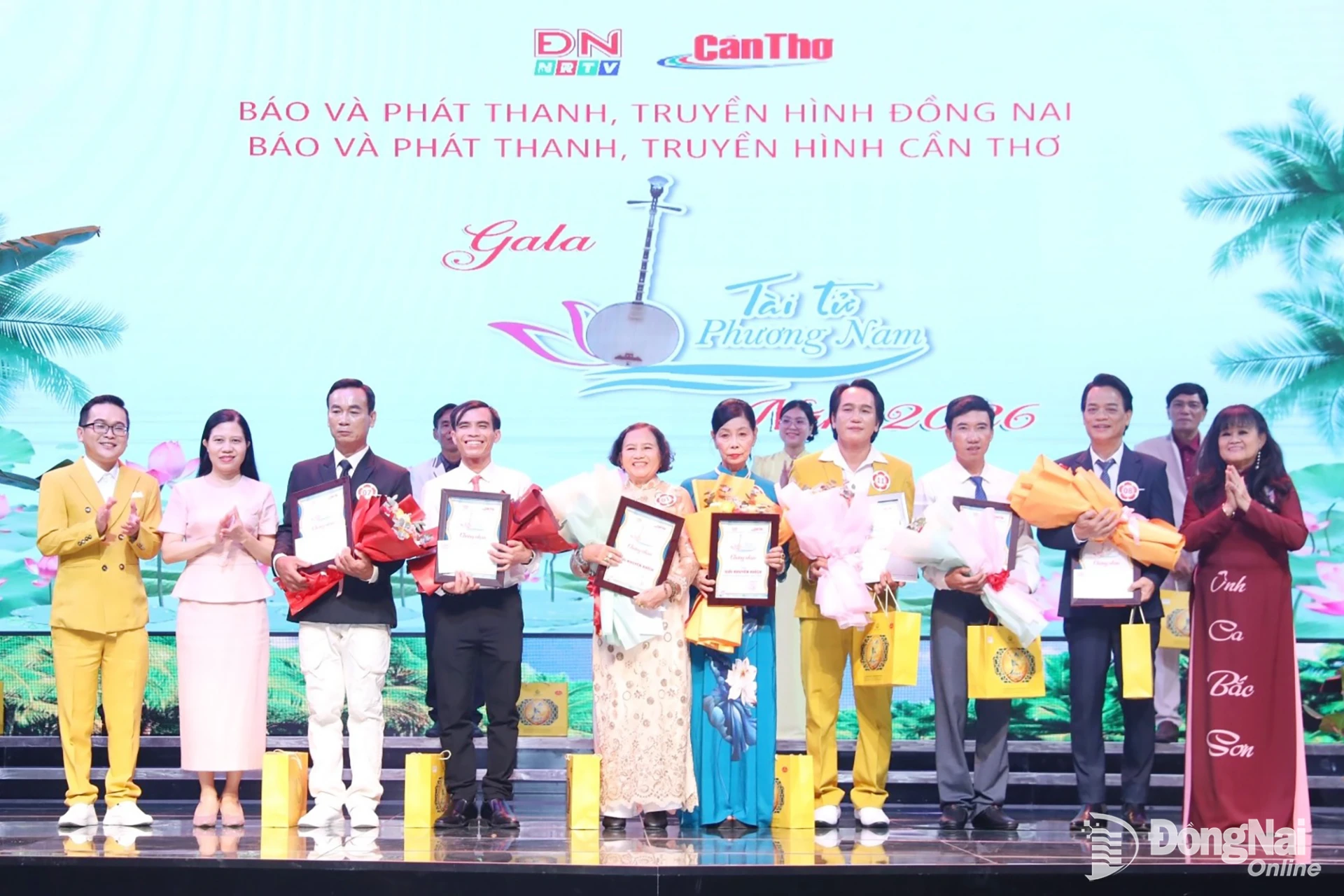 The Organizing Board presents consolation prizes to the contestants. Photo: Huy Anh

