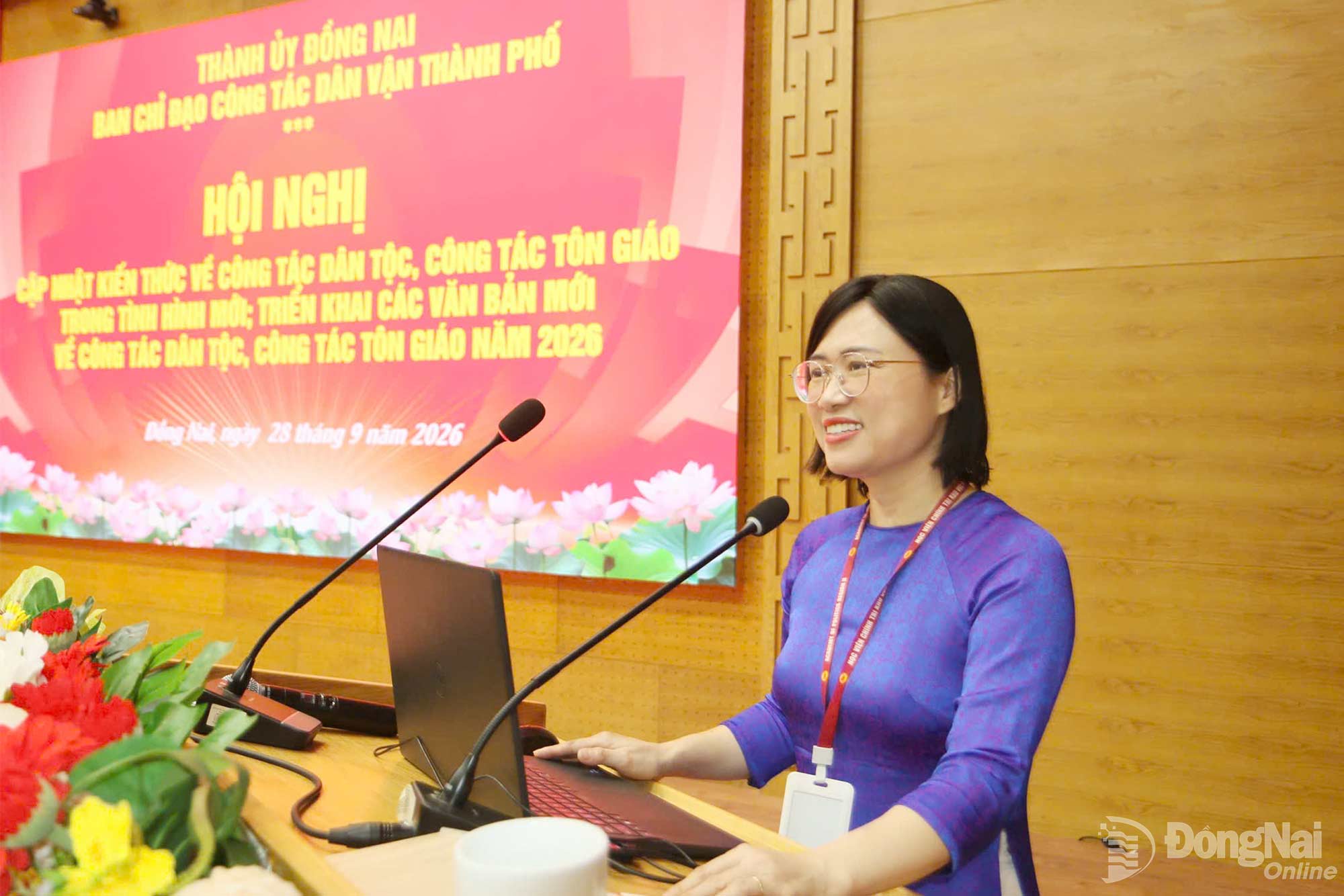 Tiến sĩ Trần Thị Thúy Vân, Trưởng khoa Dân tộc và Tôn giáo, Học viện Chính trị khu vực II trình bày chuyên đề tại hội nghị. Ảnh: Văn Truyên