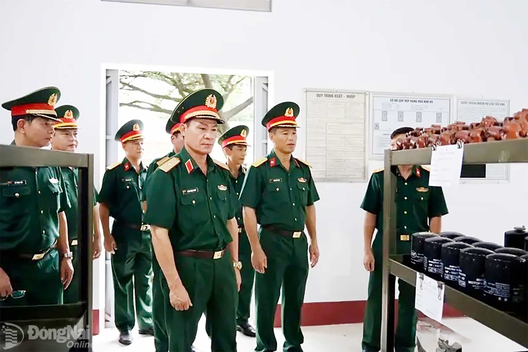 Thiếu tướng Trần Ngọc Minh kiểm tra khu vực sắp xếp vũ khí trang bị tại lữ đoàn. Ảnh: ĐVCC