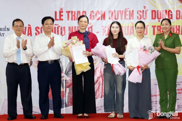 100 hộ dân đầu tiên nhận sổ hồng tại dự án nhà ở xã hội phường Phước Tân