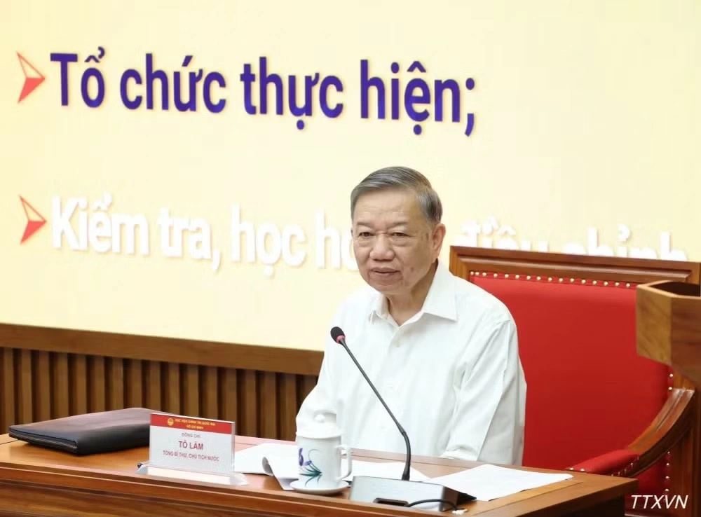 Tổng Bí thư, Chủ tịch nước Tô Lâm trao đổi và truyền đạt Chuyên đề. (Ảnh: TTXVN)