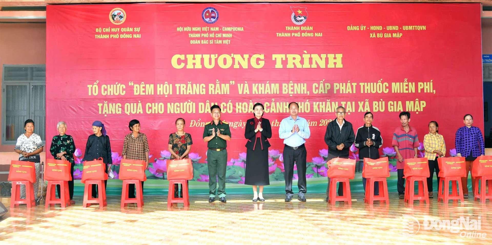 Dịp này, thủ trưởng Bộ Chỉ huy Quân sự thành phố và các đơn vị phối hợp, các nhà tài trợ trao tặng nhiều phần quà cho các hộ dân khó khăn xã Bù Gia Mập. Ảnh: Minh Tiến