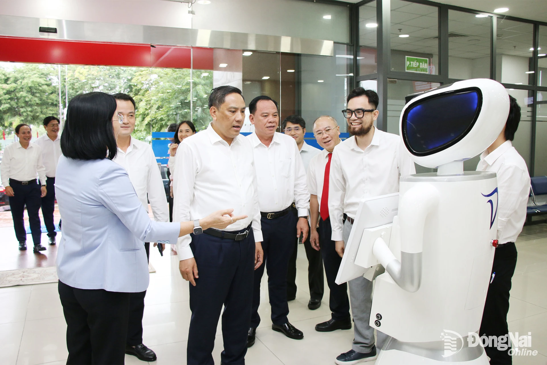 Phó Bí thư Thường trực Tỉnh ủy, Chủ tịch HĐND tỉnh Lào Cai Hoàng Giang tìm hiểu, trải nghiệm thực tế mô hình Robot AI tại Trung tâm Phục vụ hành chính công thành phố Đồng Nai. Ảnh: Hải Quân