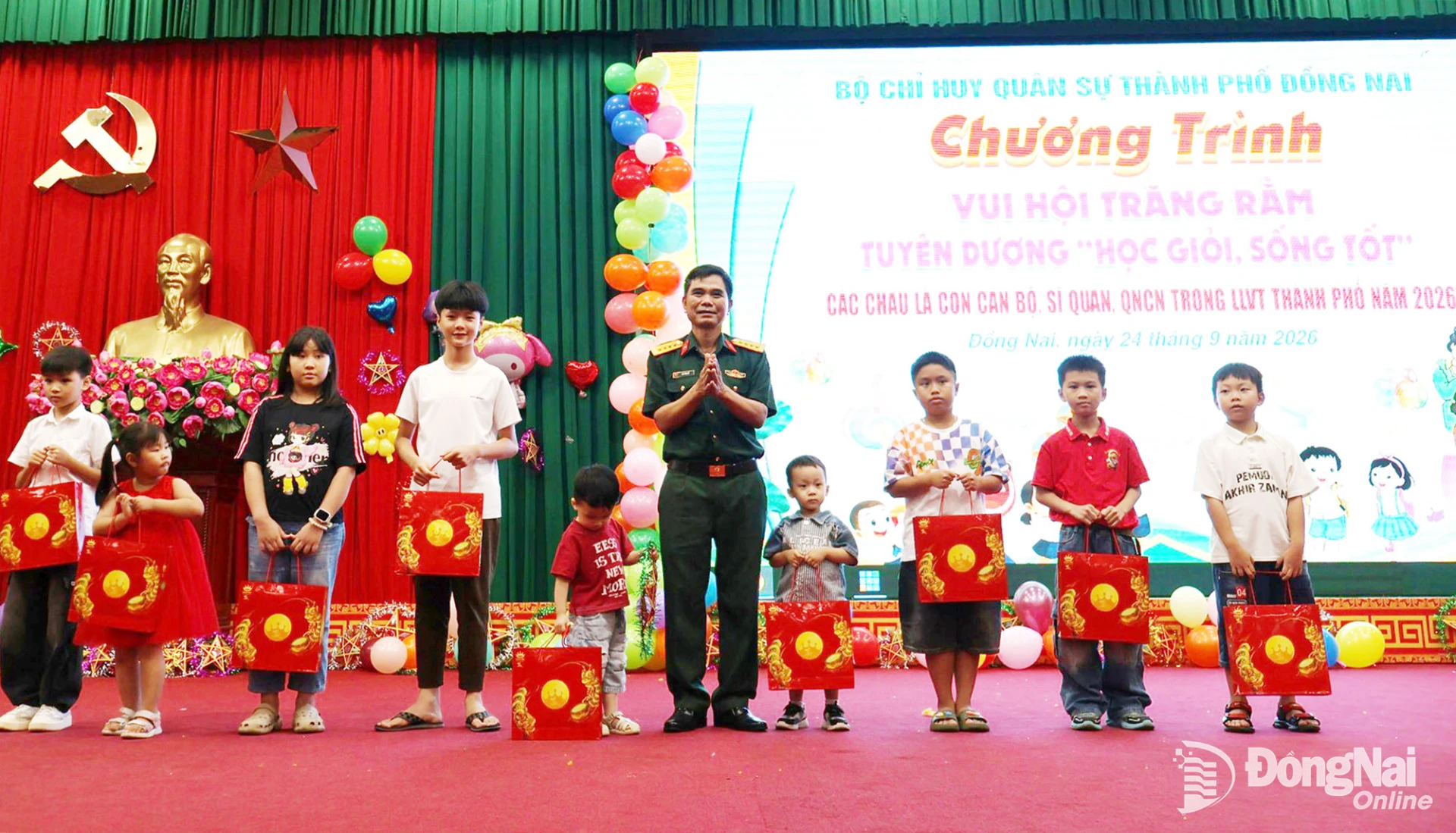 Đại tá Bùi Văn Sỹ, Phó Chính ủy Bộ Chỉ huy Quân sự thành phố tặng quà trung thu cho các cháu thiếu nhi. Ảnh: Nguyệt Hà