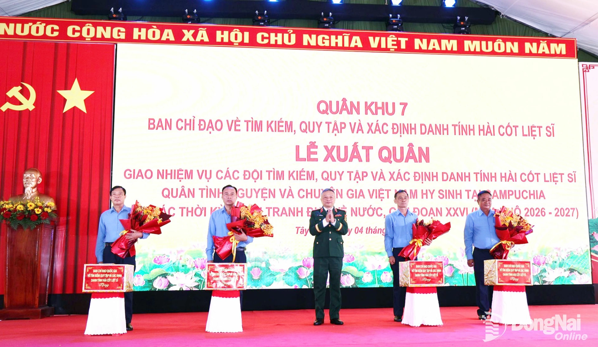 Thượng tướng Lê Quang Minh tặng quà động viên các đội K. Ảnh: Nguyệt Hà