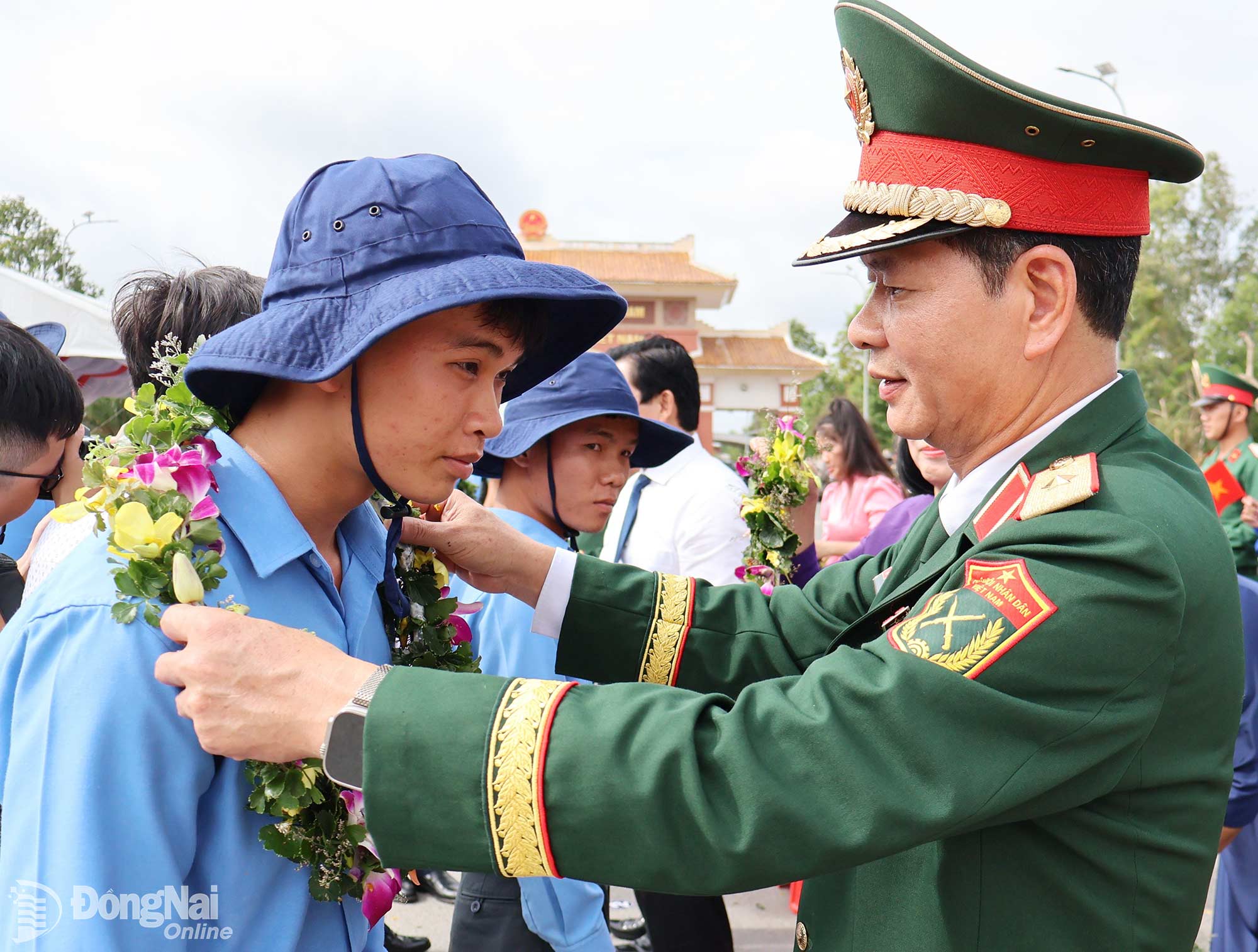 Thiếu tướng Lê Ngọc Hải, Phó Tham mưu trưởng Quân khu 7 trao hoa động viên thành viên Đội K72 Đồng Nai trước giờ xuất quân.
