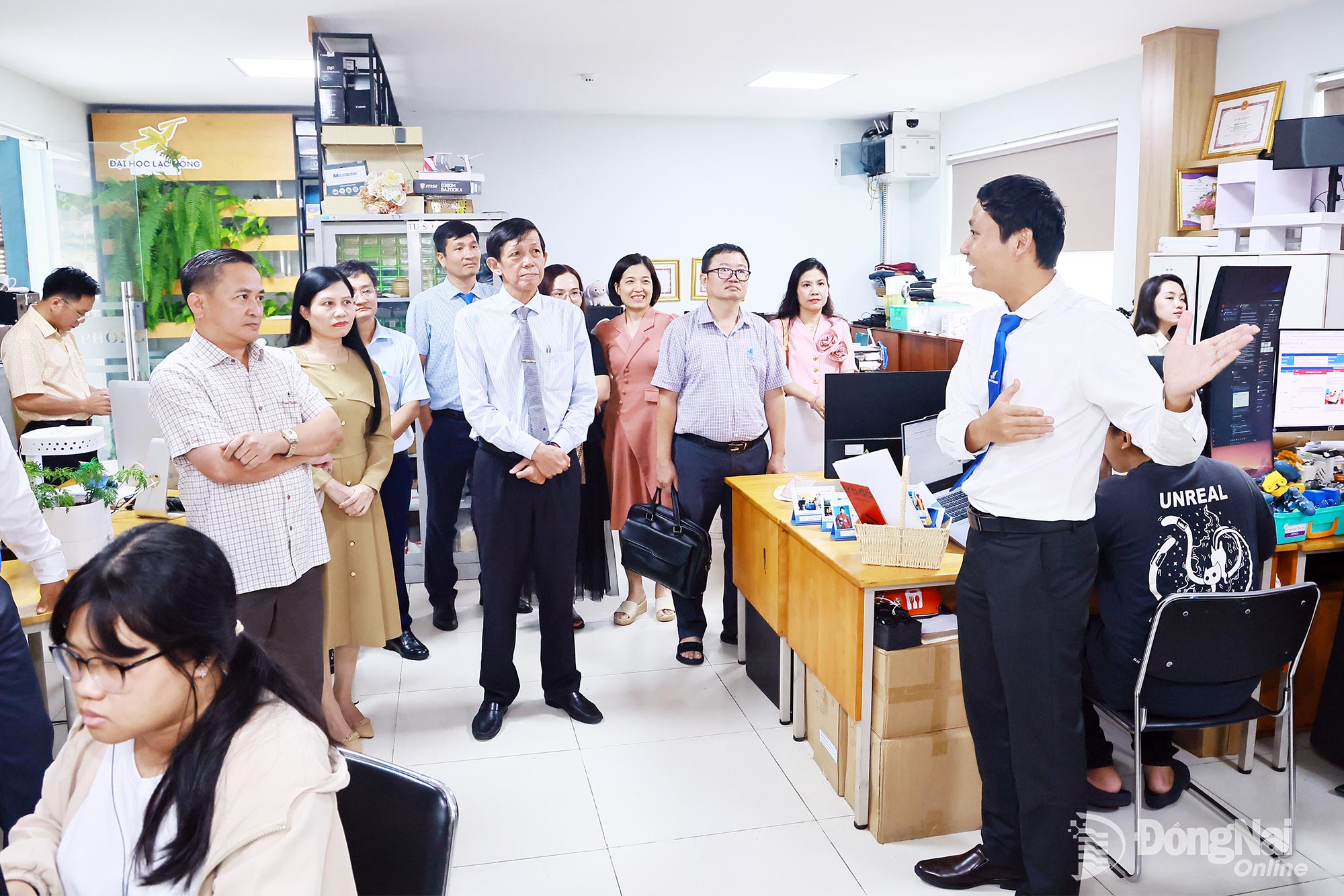 Giảng viên Trường đại học Lạc Hồng giới thiệu về tiềm năng đào tạo của nhà trường. Ảnh: Công Nghĩa