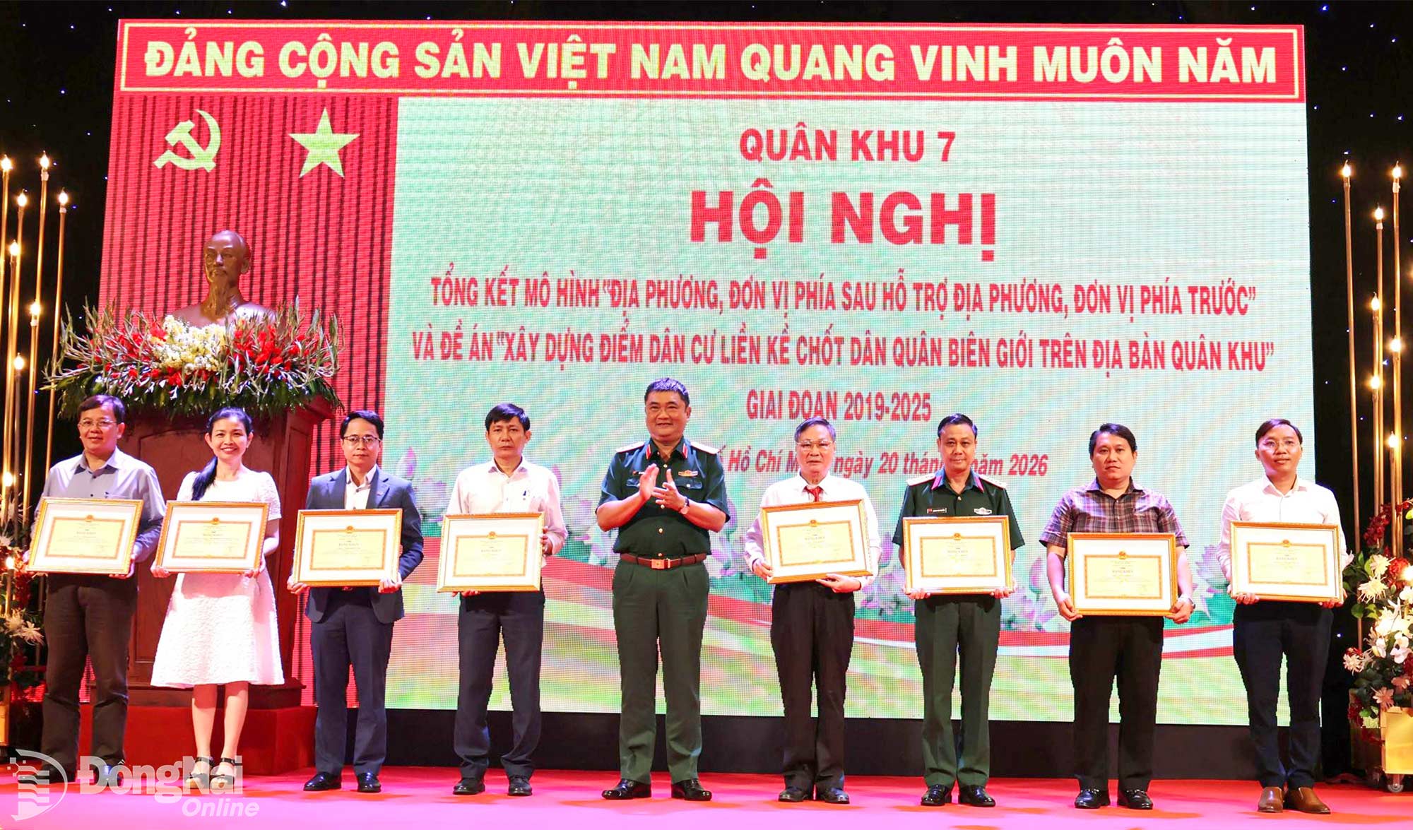 Thủ trưởng Quân khu 7 khen thưởng các tập thể, cá nhân có thành tích xuất sắc trong thực hiện mô hình.