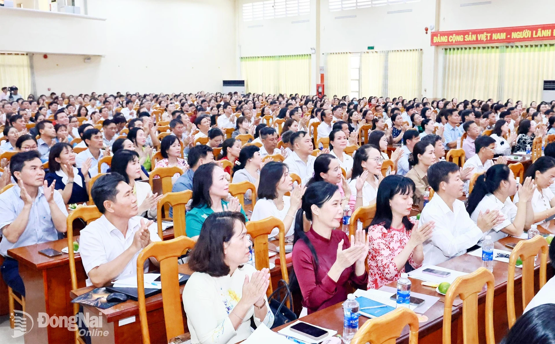 Đội ngũ cán bộ quản lý ngành Giáo dục và Đào tạo thành phố dự buổi làm việc với Thường trực Thành ủy. Ảnh: Công Nghĩa