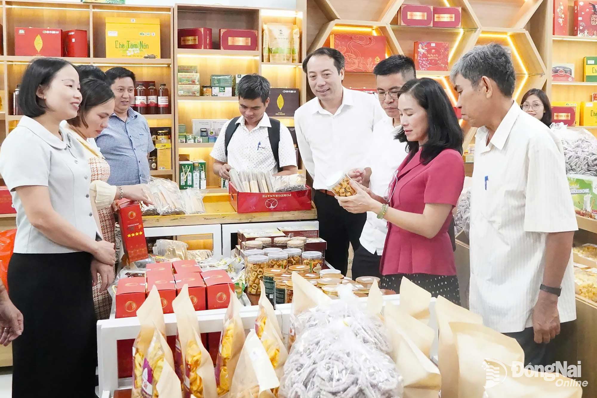 Đoàn công tác của Liên minh Hợp tác xã thành phố Đồng Nai tham quan mô hình chế biến sản phẩm nông nghiệp tại tỉnh (nay là thành phố) Bắc Ninh.