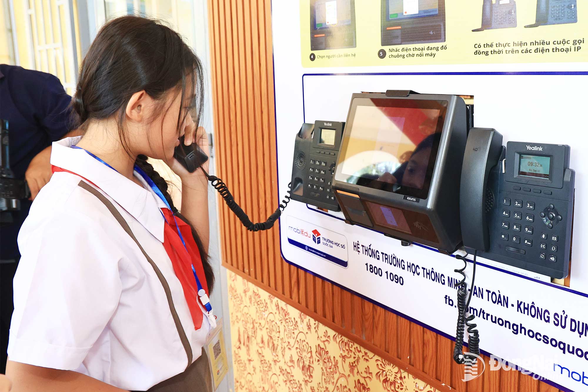 Học sinh Trường tiểu học Hòa Bình (phường Long Khánh) dùng thẻ học sinh điện tử để gọi điện cho cha mẹ.