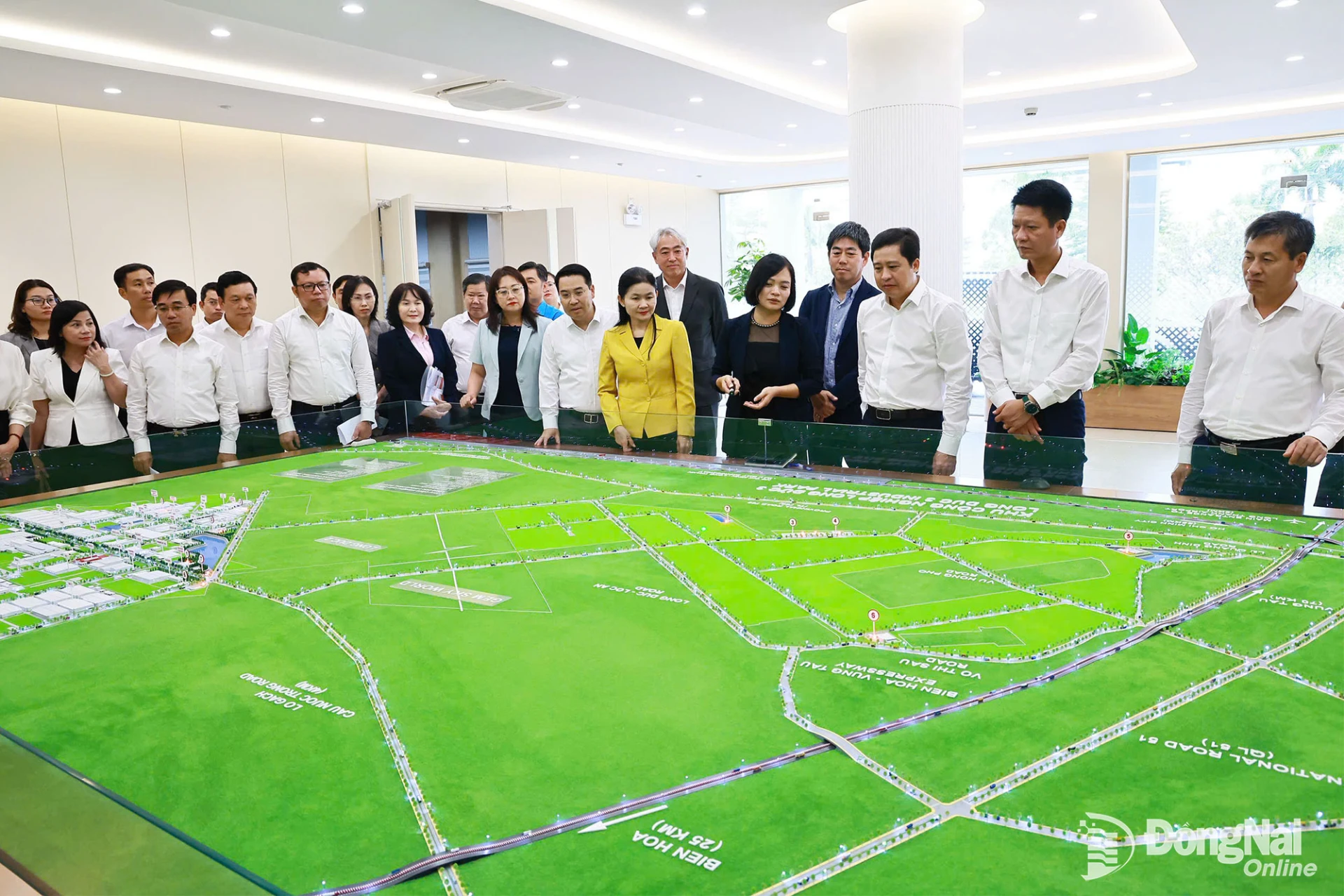 Đoàn công tác của Ban Thường vụ Tỉnh ủy Lào Cai tham quan mô hình đầu tư hạ tầng tại Khu công nghiệp Long Đức (xã Bình An). Ảnh: Công Nghĩa