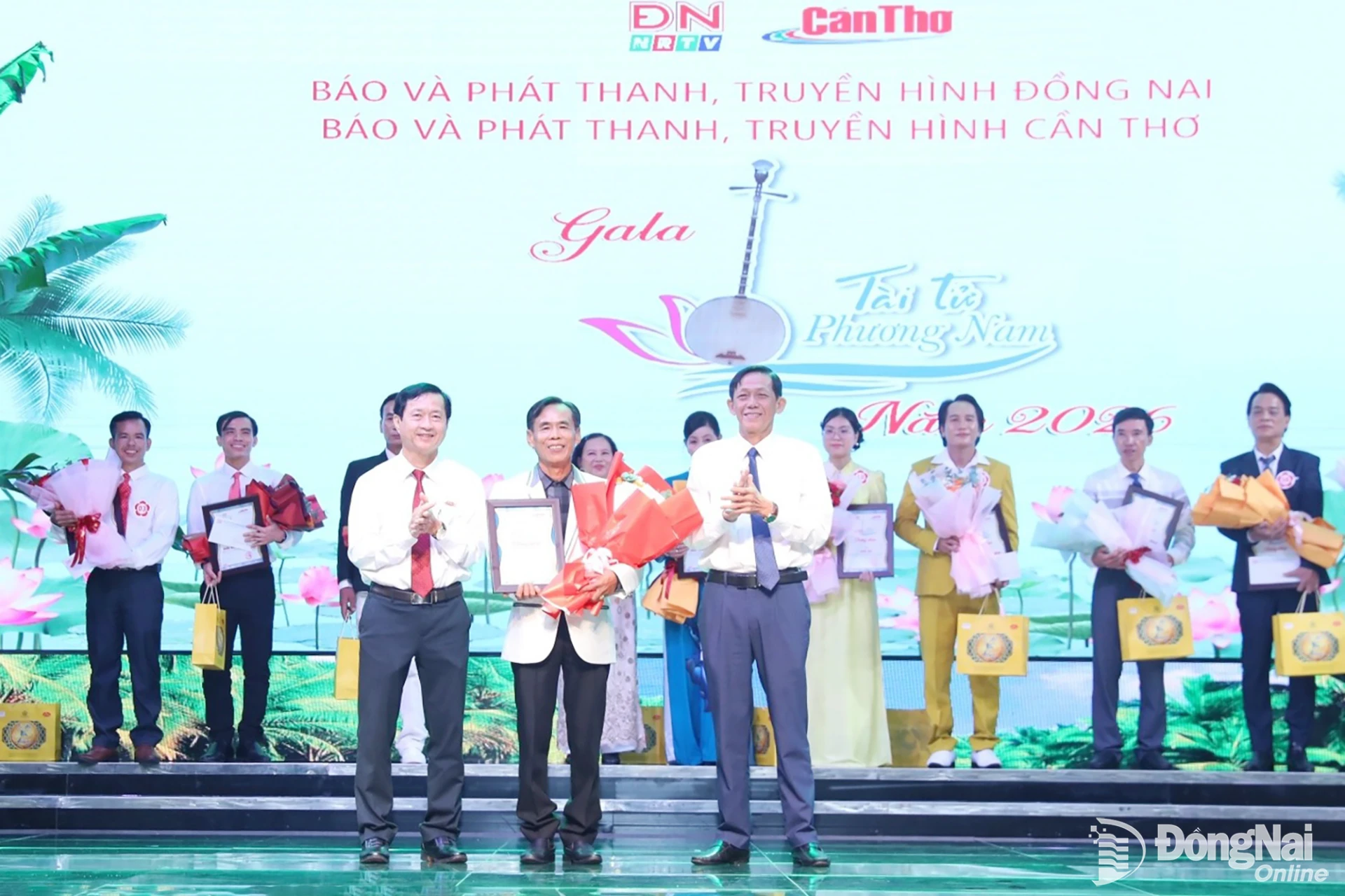 Ban tổ chức trao giải nhất cho thí sinh Trương Minh Hai (thành phố Cần Thơ). Ảnh: Huy Anh