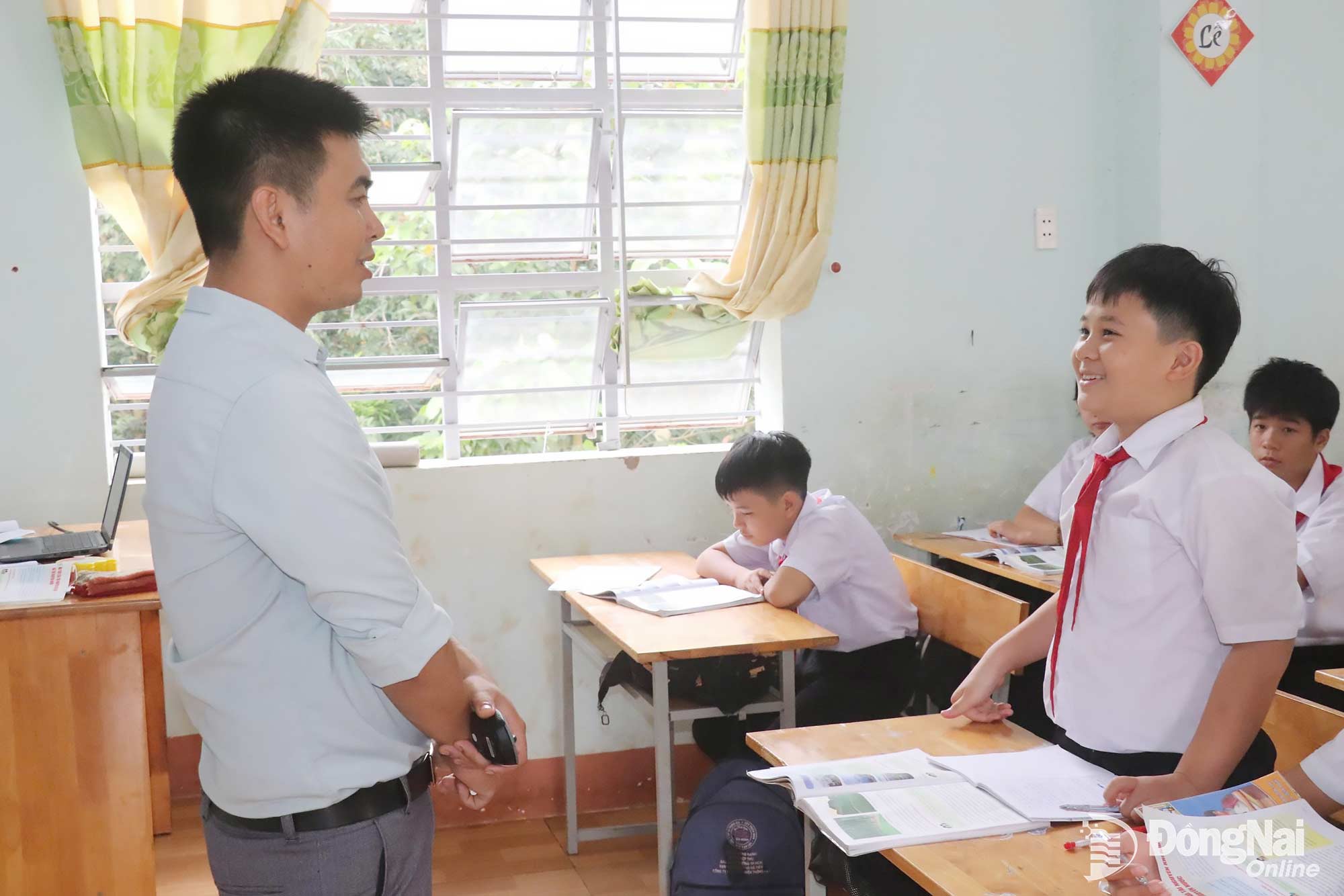 Thực hiện tốt nền nếp, nội quy nhà trường góp phần xây dựng văn hóa học đường. Trong ảnh: Thầy và trò Trường TH-THCS Kim Đồng (xã Phú Nghĩa) trong giờ học. Ảnh: Hải Yến