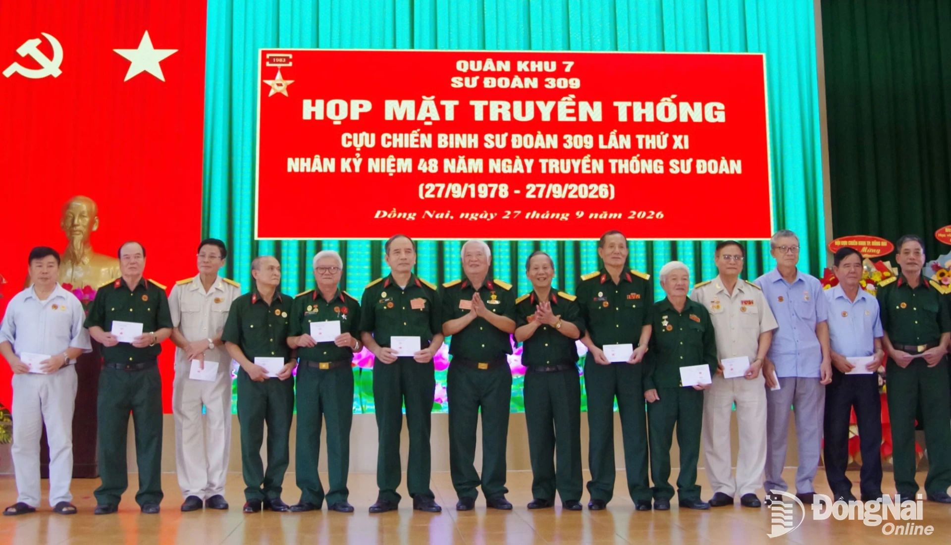 Ban Liên lạc Cựu chiến binh sư đoàn tặng quà cho các cựu chiến binh có hoàn cảnh khó khăn. Ảnh: Nguyễn Hùng
