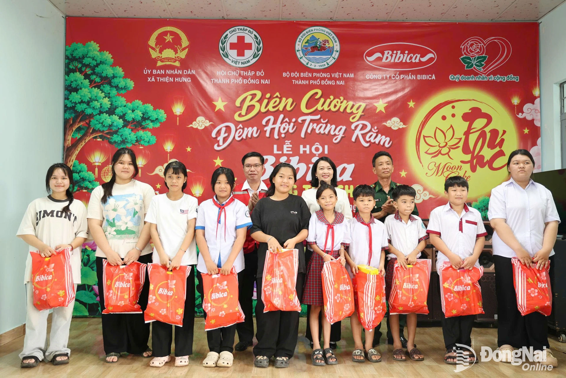 Lãnh đạo xã Thiện Hưng, Hội Chữ thập đỏ thành phố Đồng Nai trao quà cho các em thiếu nhi. Ảnh: Như Tình