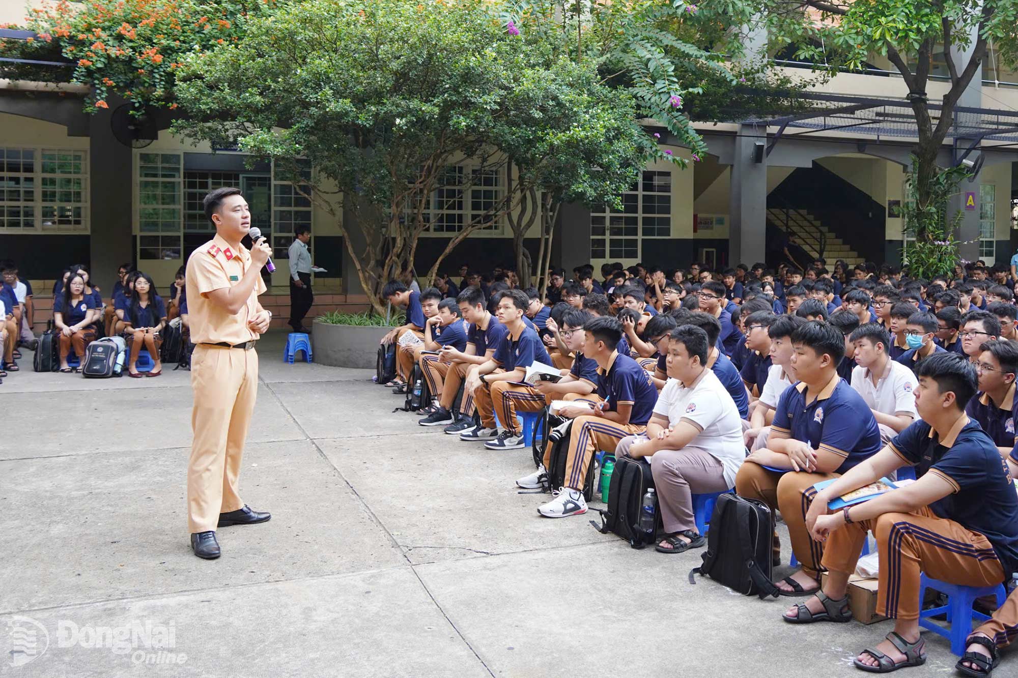 Cán bộ cảnh sát giao thông Công an thành phố Đồng Nai tuyên truyền về an toàn giao thông cho học sinh Trường TH-THCS-THPT Bùi Thị Xuân, phường Tam Hiệp.

