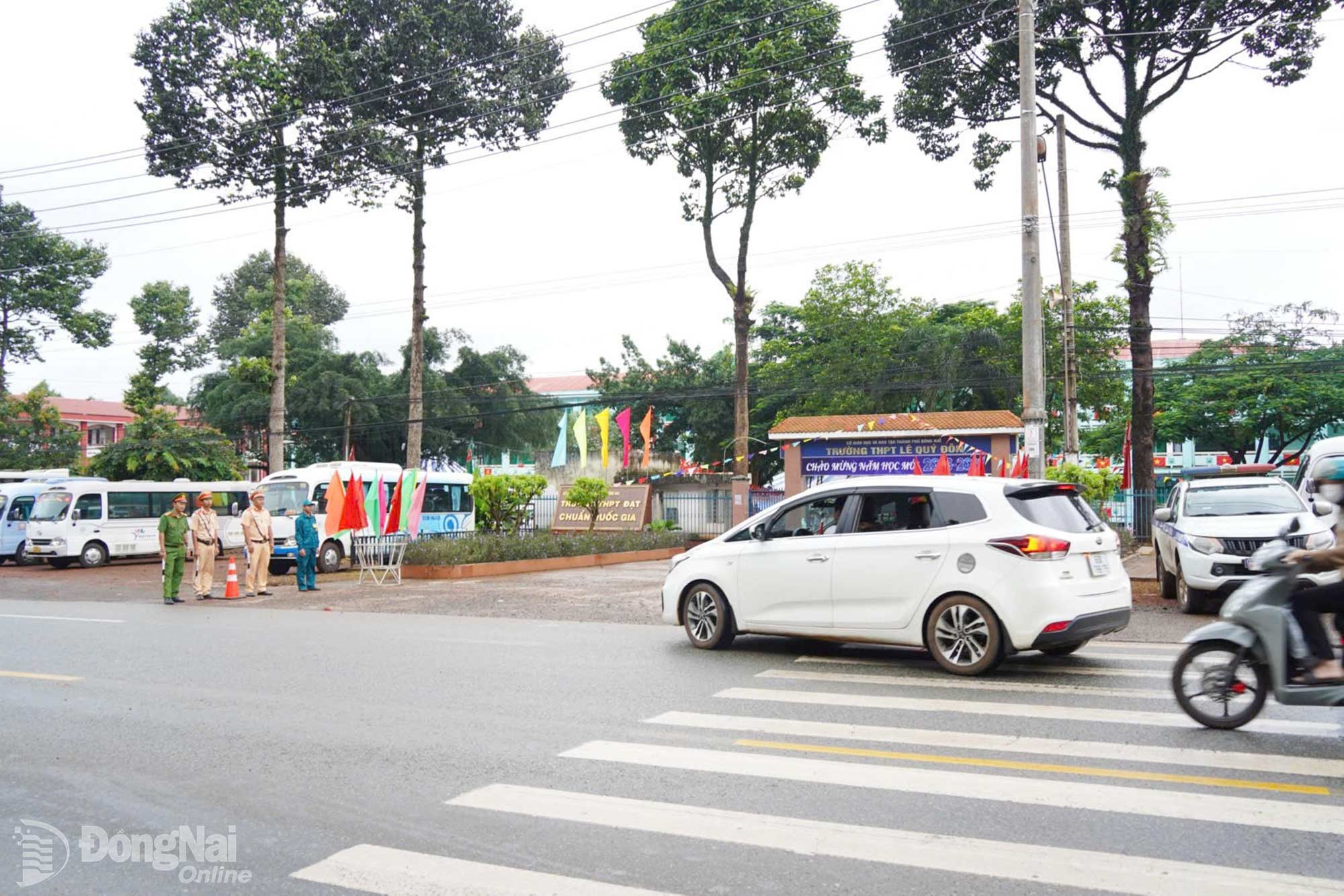 Trạm Cảnh sát giao thông Đồng Phú phối hợp giữ gìn trật tự, an toàn giao thông tại khu vực Trường THPT Lê Quý Đôn (xã Trung Nghĩa).