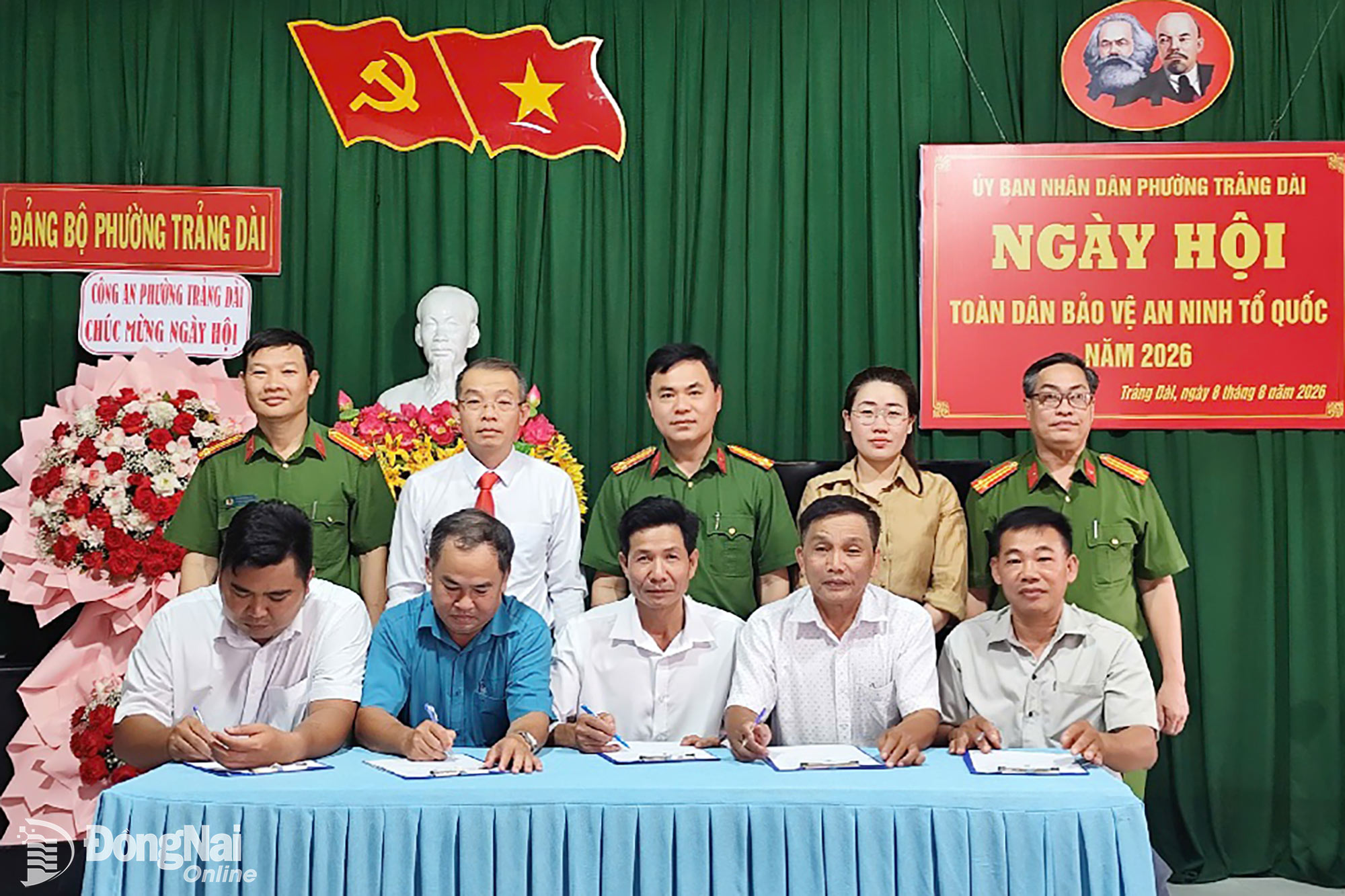 Công an phường Trảng Dài tổ chức ký kết đảm bảo an ninh trật tự giữa các khu phố. Ảnh: N.N