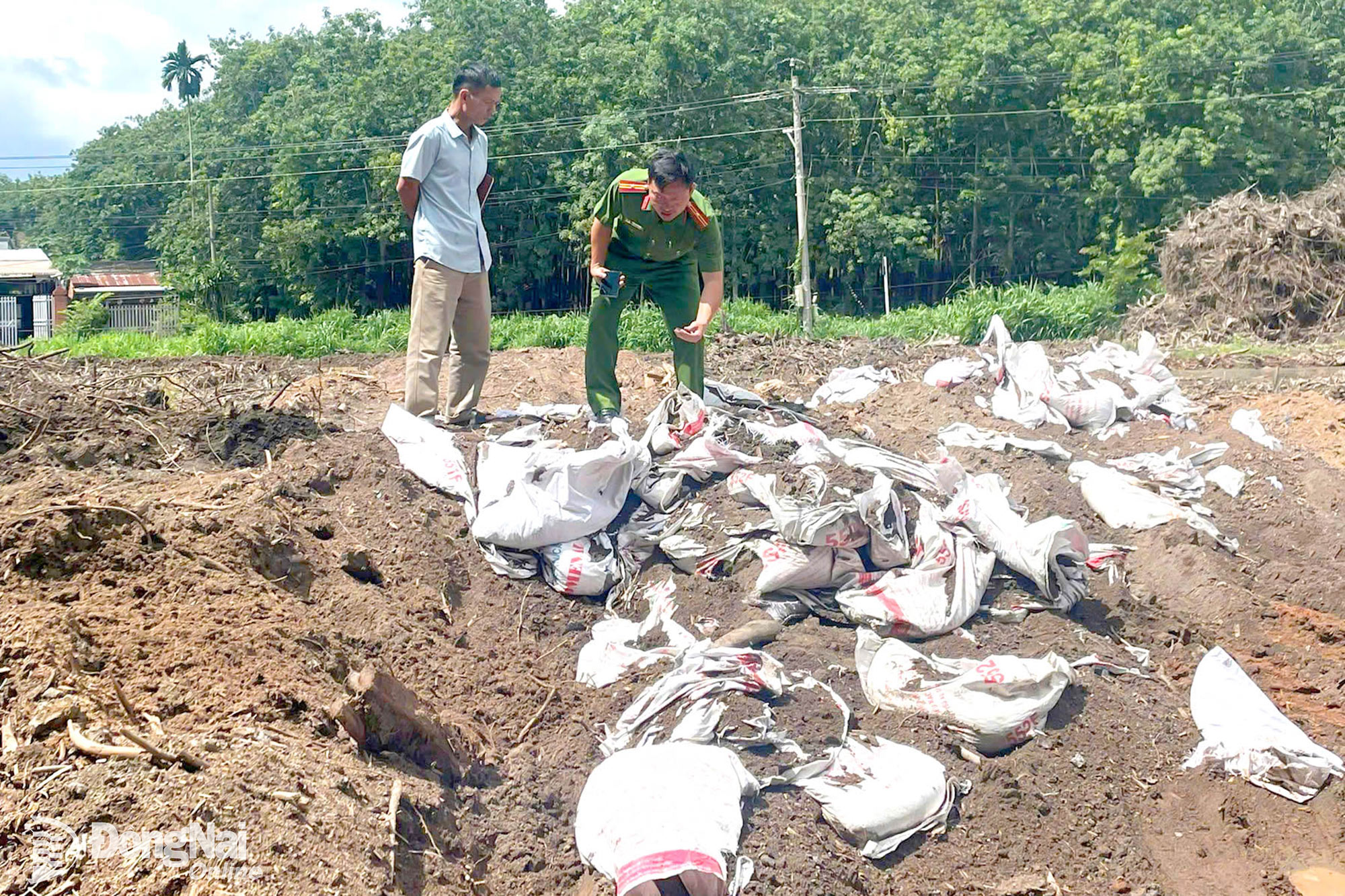 Công an xã Tân Quan kiểm tra, phát hiện một cơ sở lưu giữ chất thải không đúng quy định. Ảnh: CAX