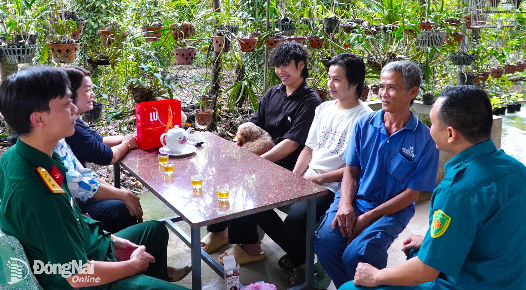 Đại diện Ban Chỉ huy Quân sự phường Long Khánh và cán bộ địa phương tuyên truyền, vận động thanh niên thực hiện nghĩa vụ quân sự.
