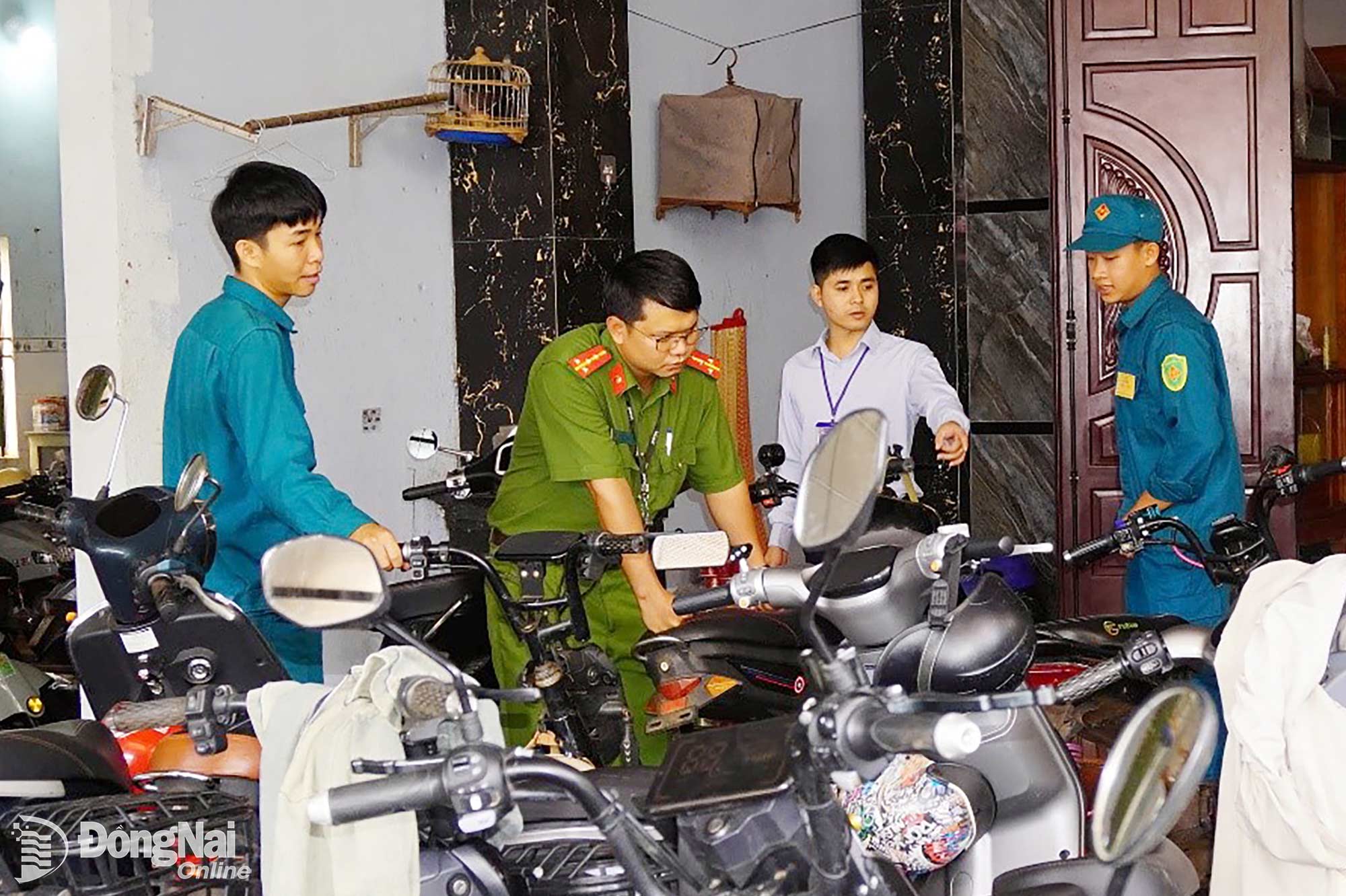 Công an xã Phước Sơn kiểm tra, nhắc nhở và tuyên truyền quy định pháp luật liên quan đến kinh doanh cho các cơ sở trên địa bàn. Ảnh: CAX