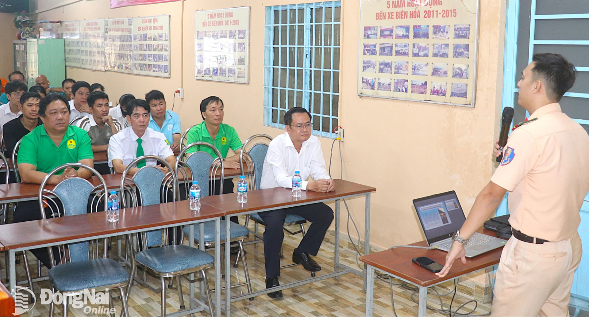 Đại úy Phạm Văn Huyên, Phòng Cảnh sát giao thông Công an thành phố Đồng Nai phổ biến những nội dung về trật tự, an toàn giao thông đường bộ cho cán bộ, nhân viên, lái xe Bến xe Biên Hòa.