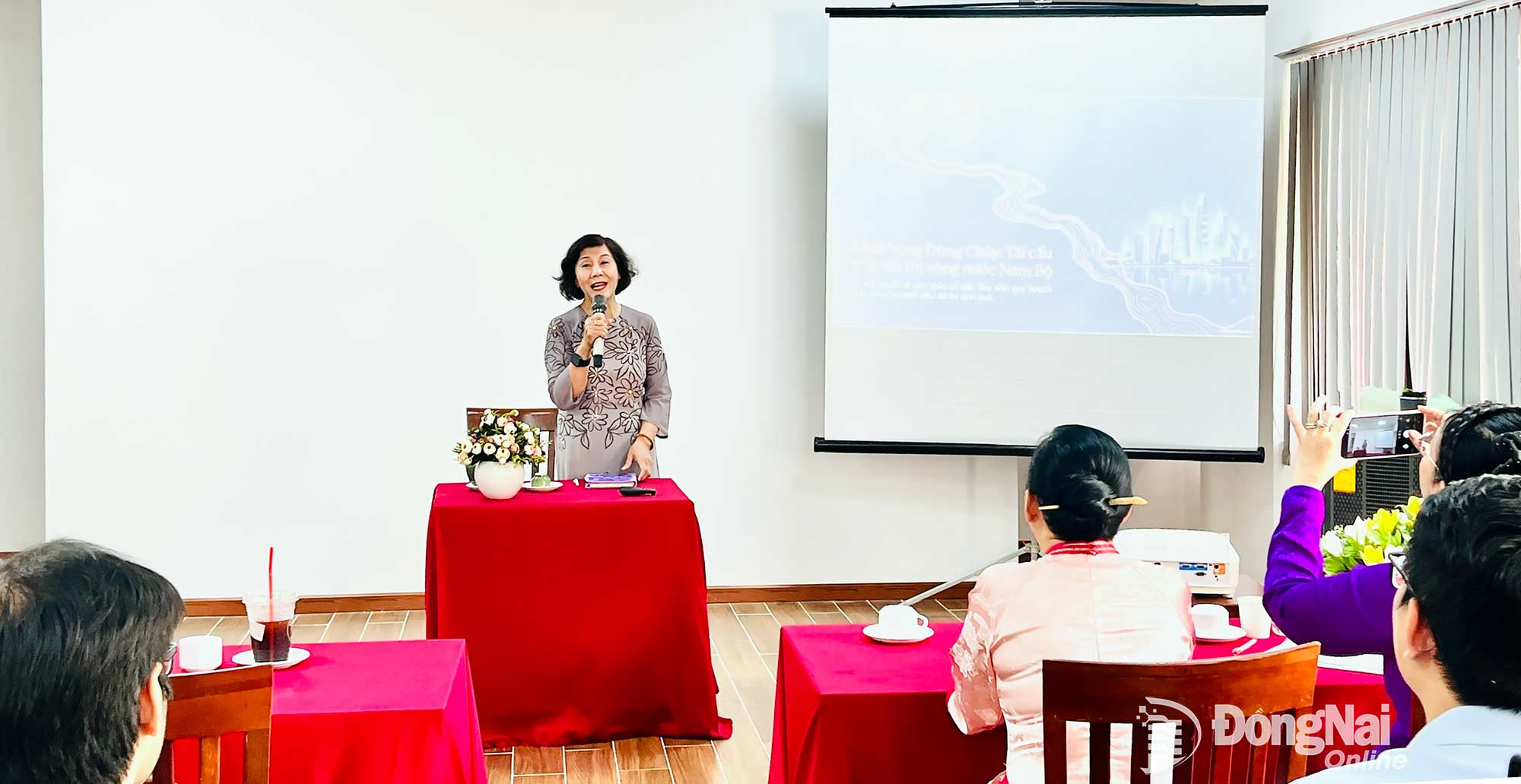 Tiến sĩ Nguyễn Thị Hậu, Tổng Thư ký Hội Khoa học lịch sử Thành phố Hồ Chí Minh, diễn giả của tọa đàm khoa học
Đô thị sông nước Thành phố Hồ Chí Minh - Giá trị di sản và phát triển bền vững.