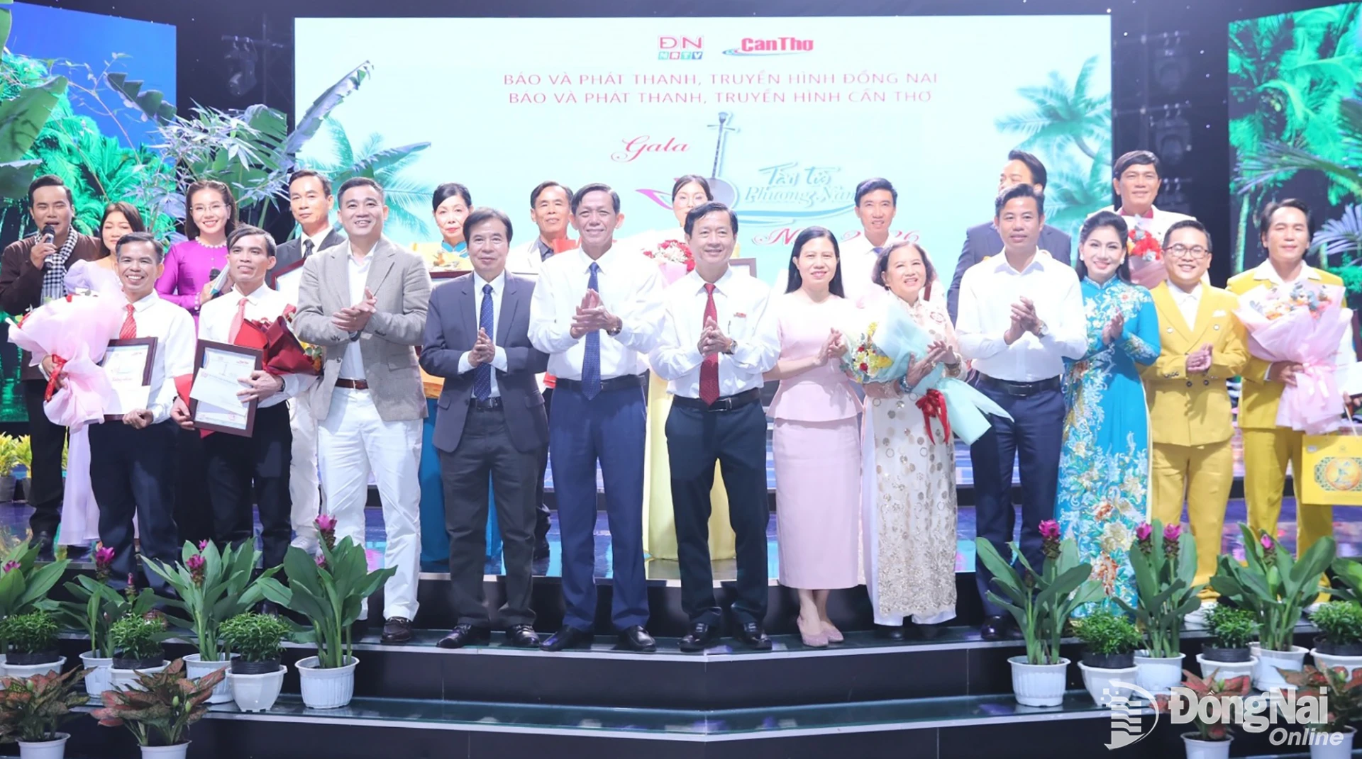 The Organizing Board poses for a commemorative photo with the contestants. Photo: Huy Anh

