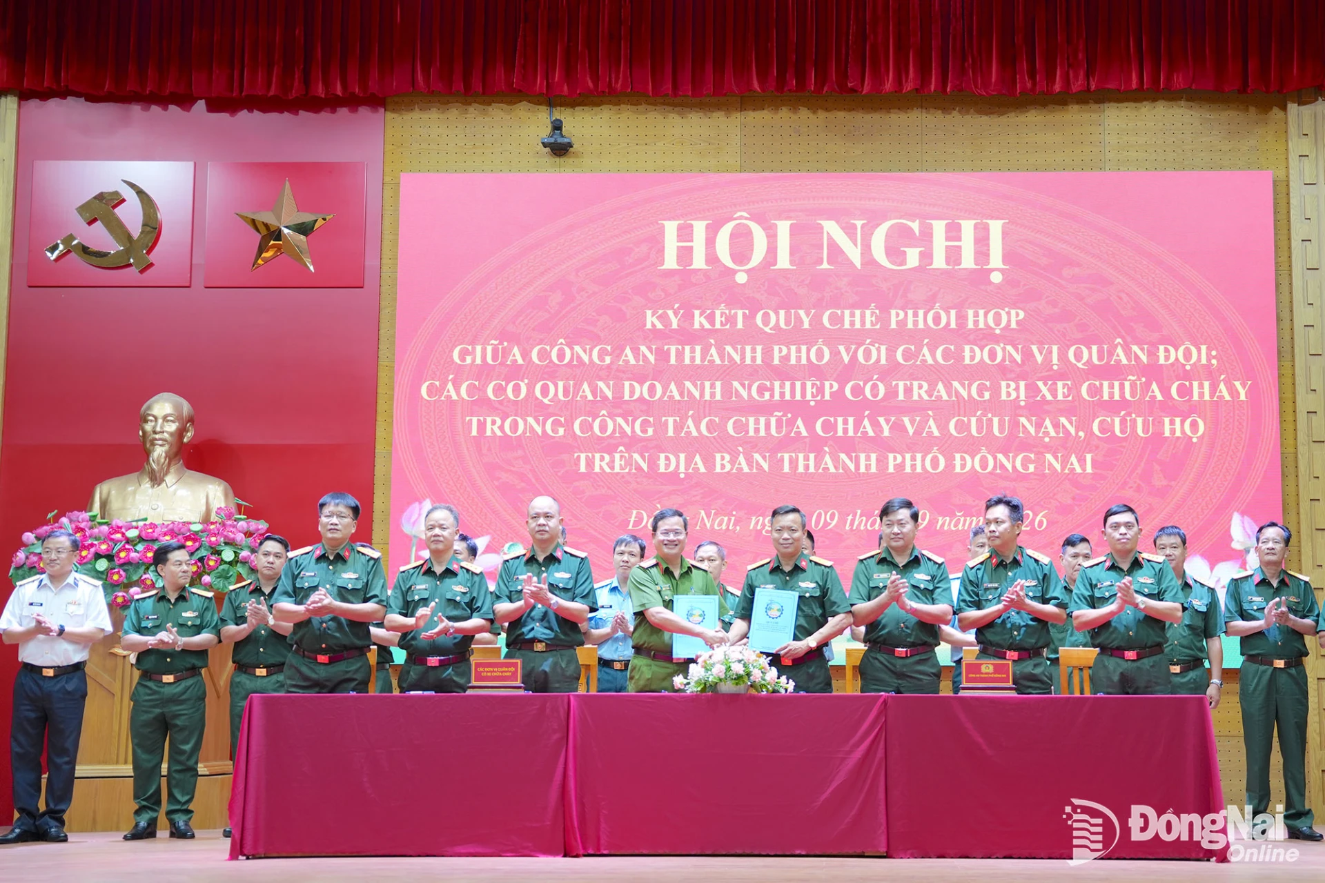 Công an thành phố và các đơn vị quân đội ký kết quy chế phối hợp liên quan đến công tác phòng cháy, chữa cháy. Ảnh: H.D
