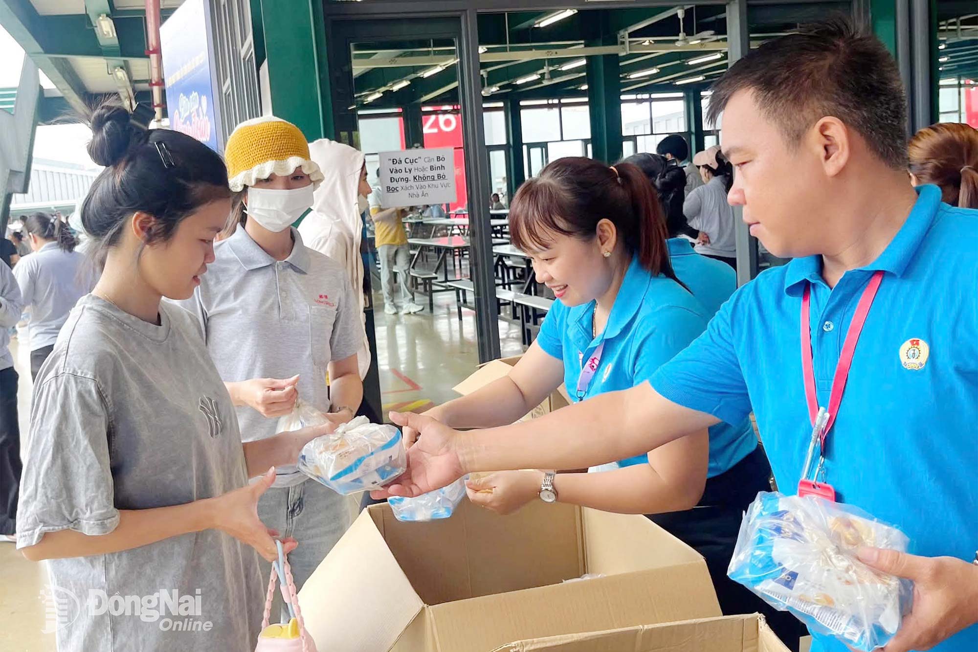 Đại diện Công đoàn cơ sở Công ty TNHH Longwell (phường Dầu Giây)  trao quà đến công nhân lao động. Ảnh: CĐCC