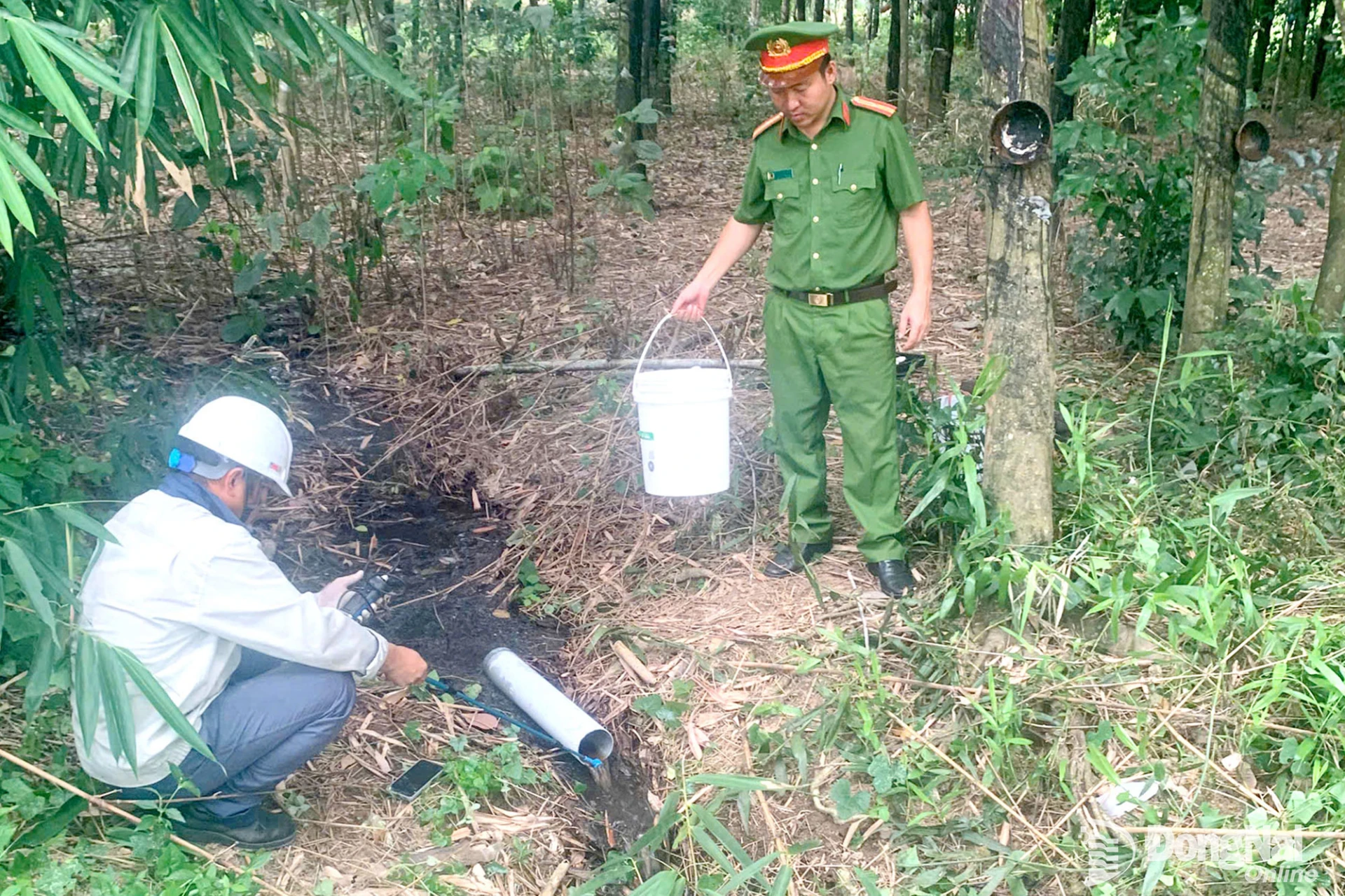 Lực lượng công an địa phương trên địa bàn Đồng Nai kiểm tra việc xử lý chất thải tại cơ sở. Ảnh minh họa