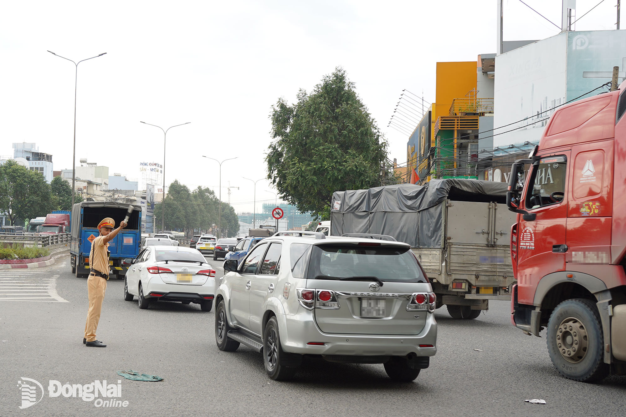 Cán bộ Phòng Cảnh sát giao thông Công an thành phố điều tiết phương tiện tại ngã tư Vũng Tàu.