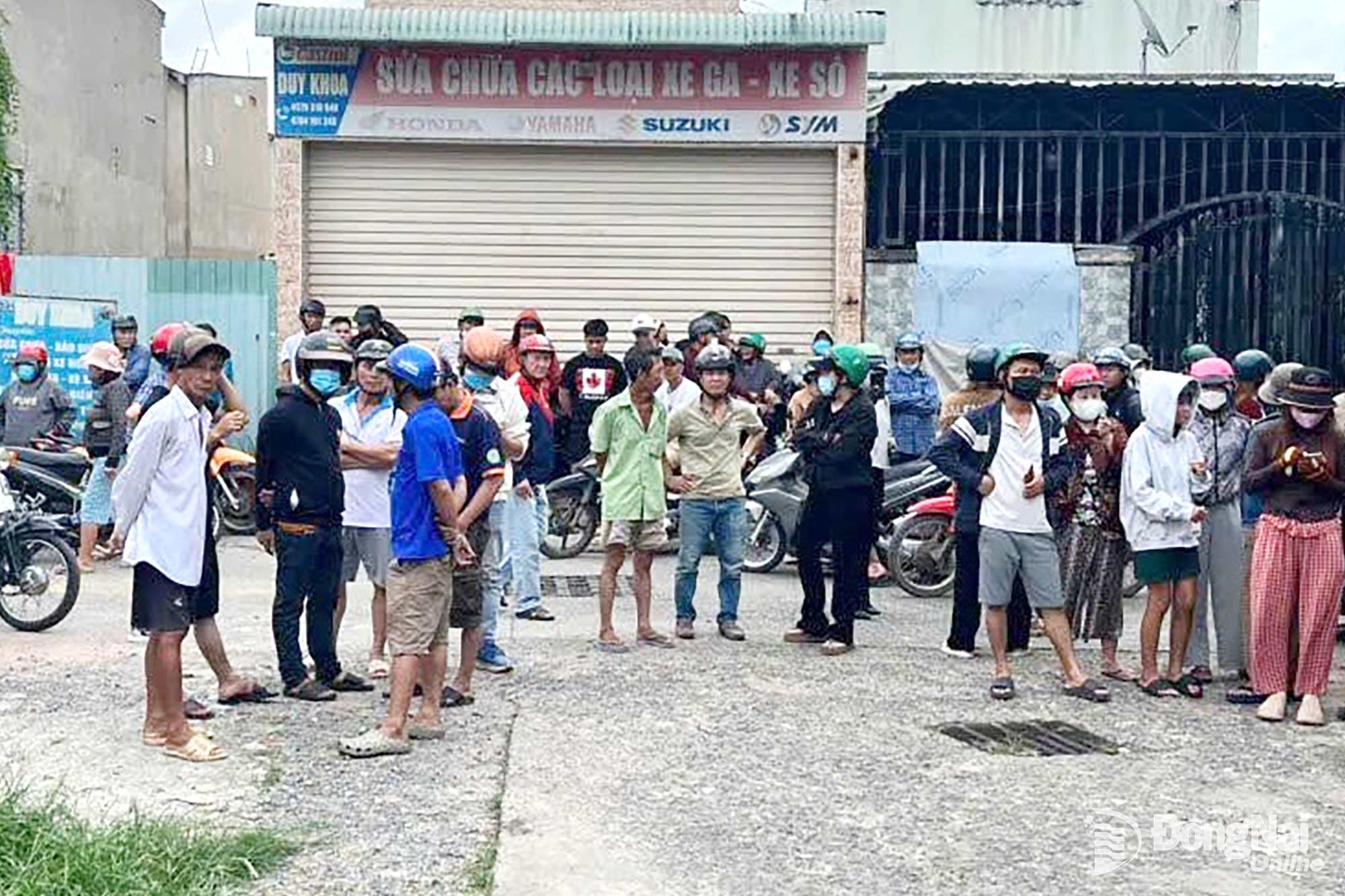 Người dân xã Bình Minh bàng hoàng khi nghe tin về vụ thảm án xảy ra ngày 3-9. Ảnh tư liệu