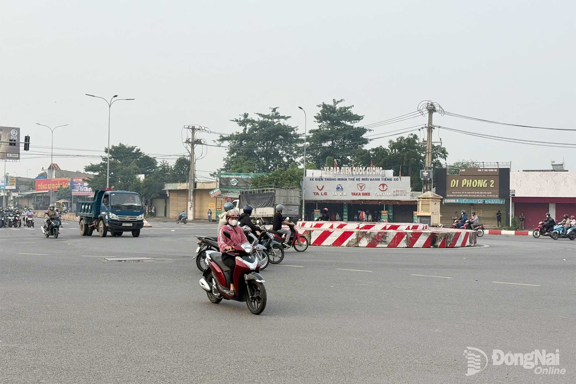 Đảo giao thông đã được lắp đặt trở lại tại khu vực nút giao Cổng 11. Ảnh: Đăng Tùng