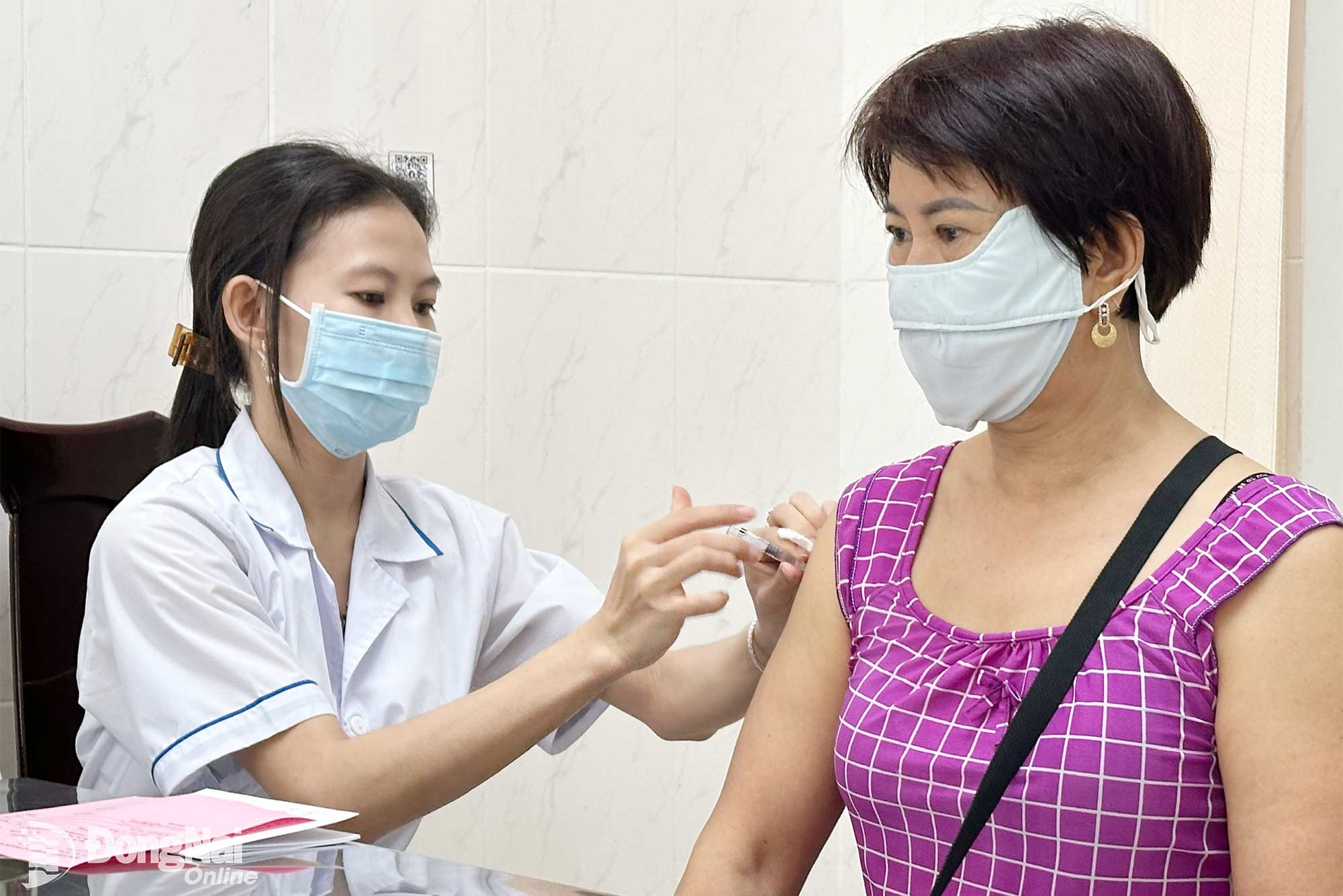 Người dân được tiêm vaccine phòng bệnh dại tại Trung tâm Kiểm soát bệnh tật thành phố. Ảnh: Hạnh Dung