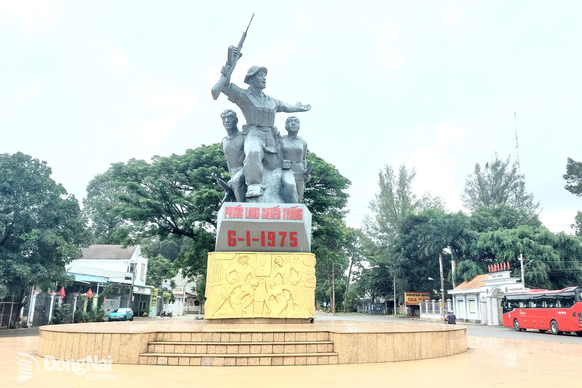 Tượng đài Phước Long chiến thắng 6-1-1975 là một trong những địa chỉ đỏ về nguồn của nhân dân và du khách.
