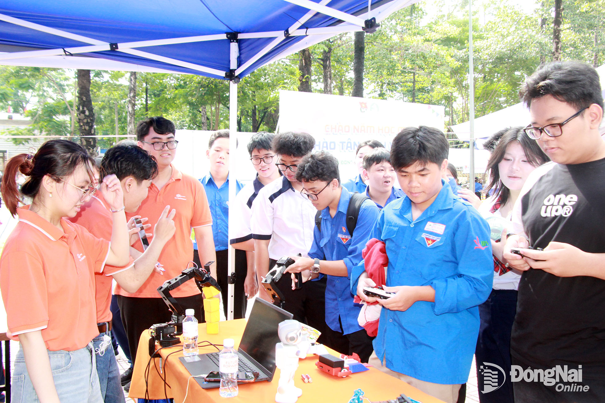 Đoàn viên, thanh niên được trải nghiệm điều khiển robot trong khuôn khổ chương trình Chào năm học mới - Chào tân sinh viên năm học 2026-2027.
