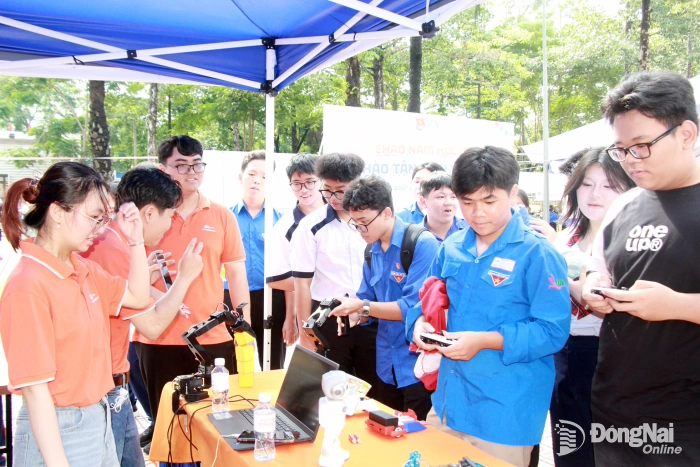 Tiếp sức học sinh, sinh viên đến trường